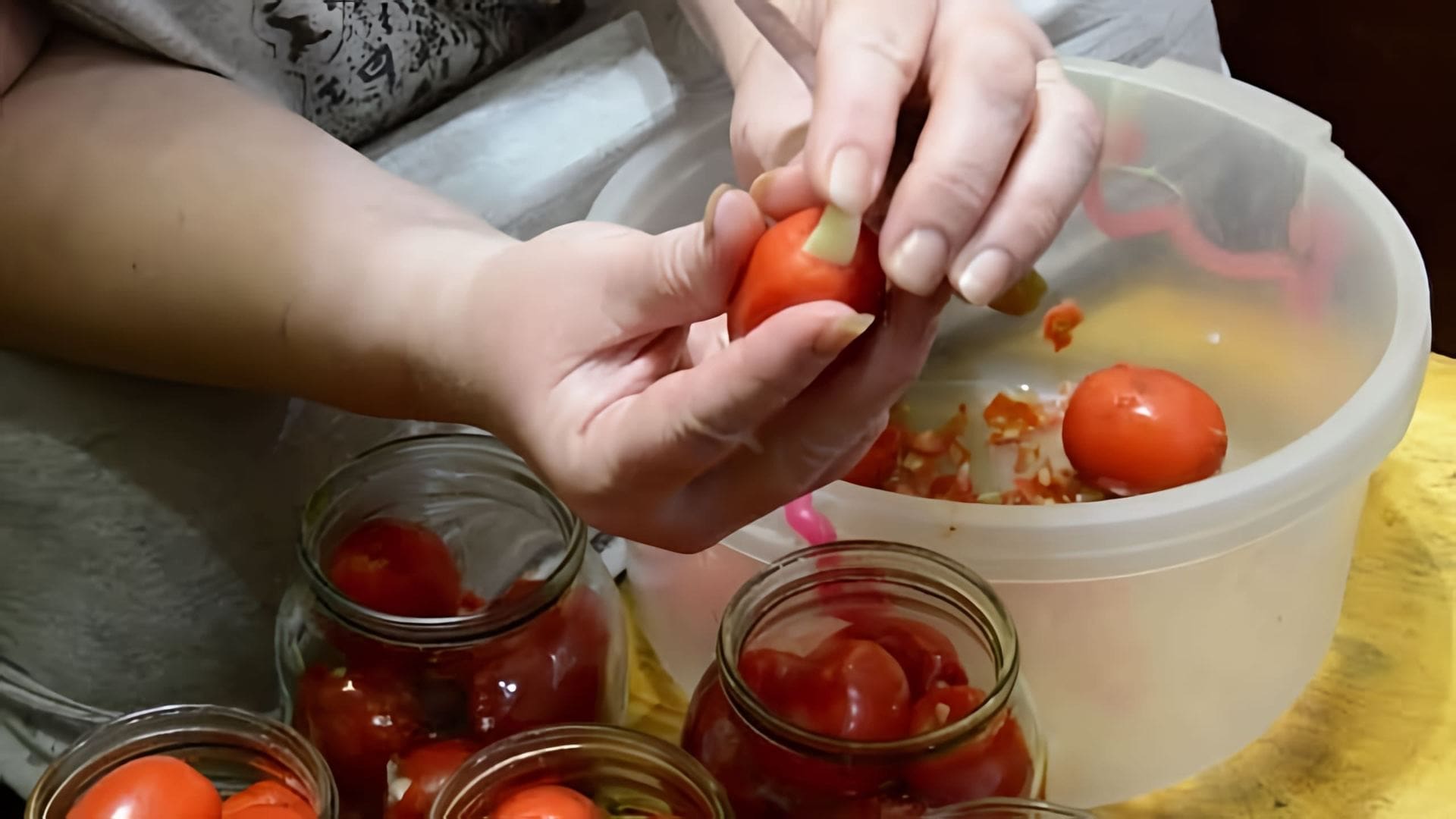В этом видео показан рецепт необычных помидор с чесноком на зиму