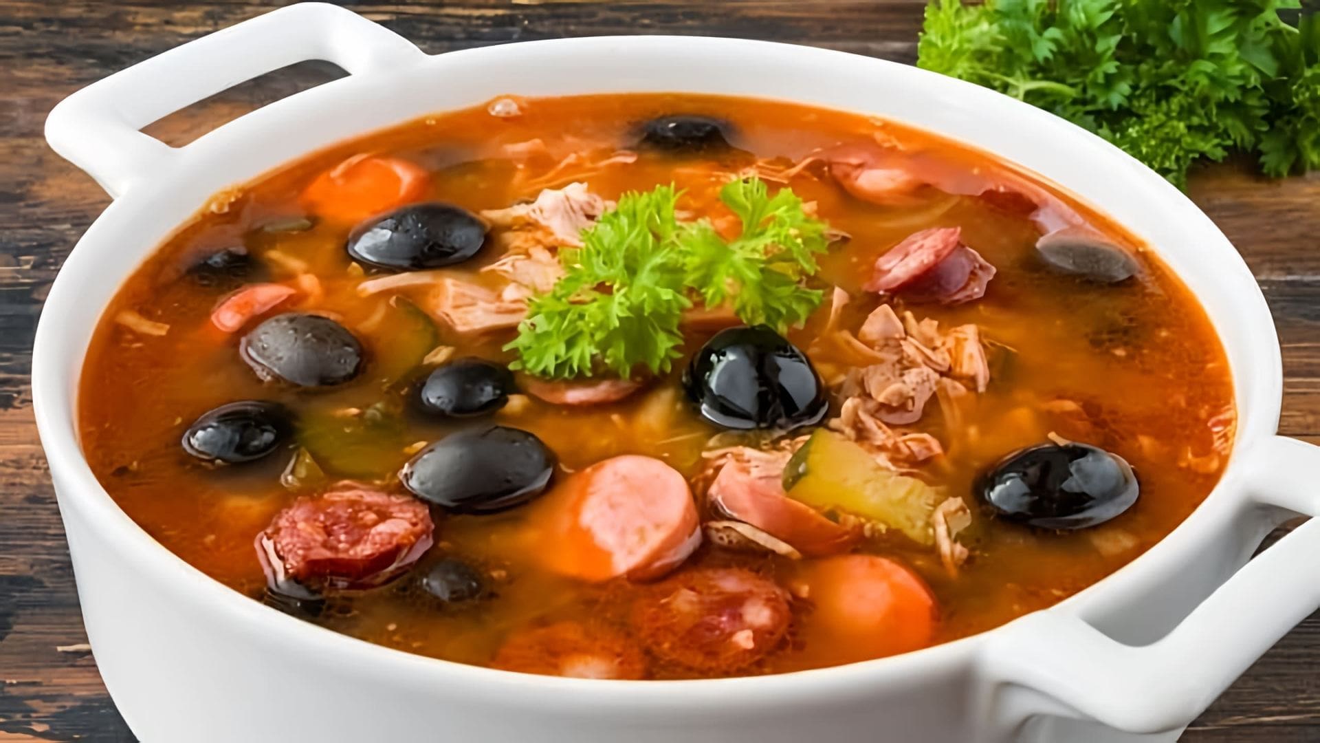 В этом видео-ролике рассказывается о классическом рецепте приготовления супа солянки, который был популярен в советских столовых
