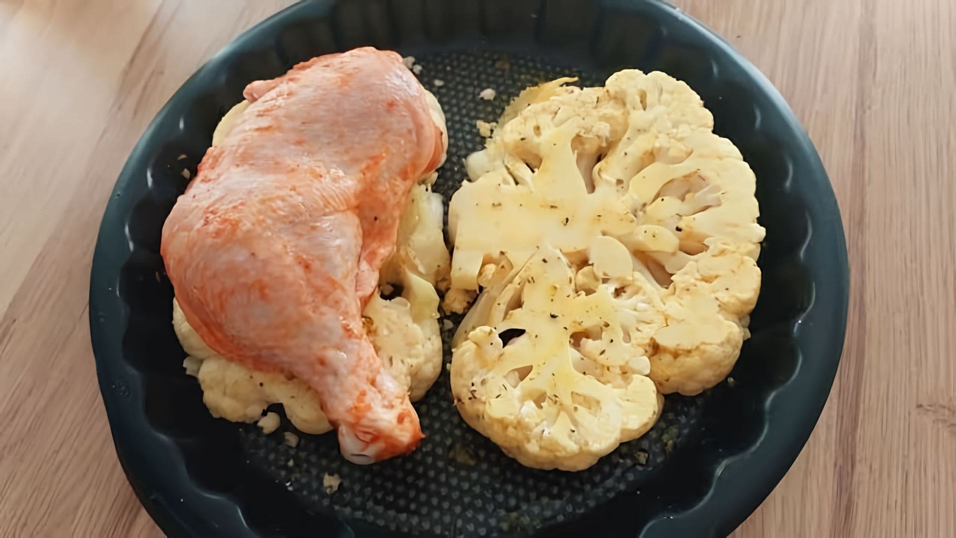 В этом видео демонстрируется рецепт приготовления цветной капусты с курицей в духовке