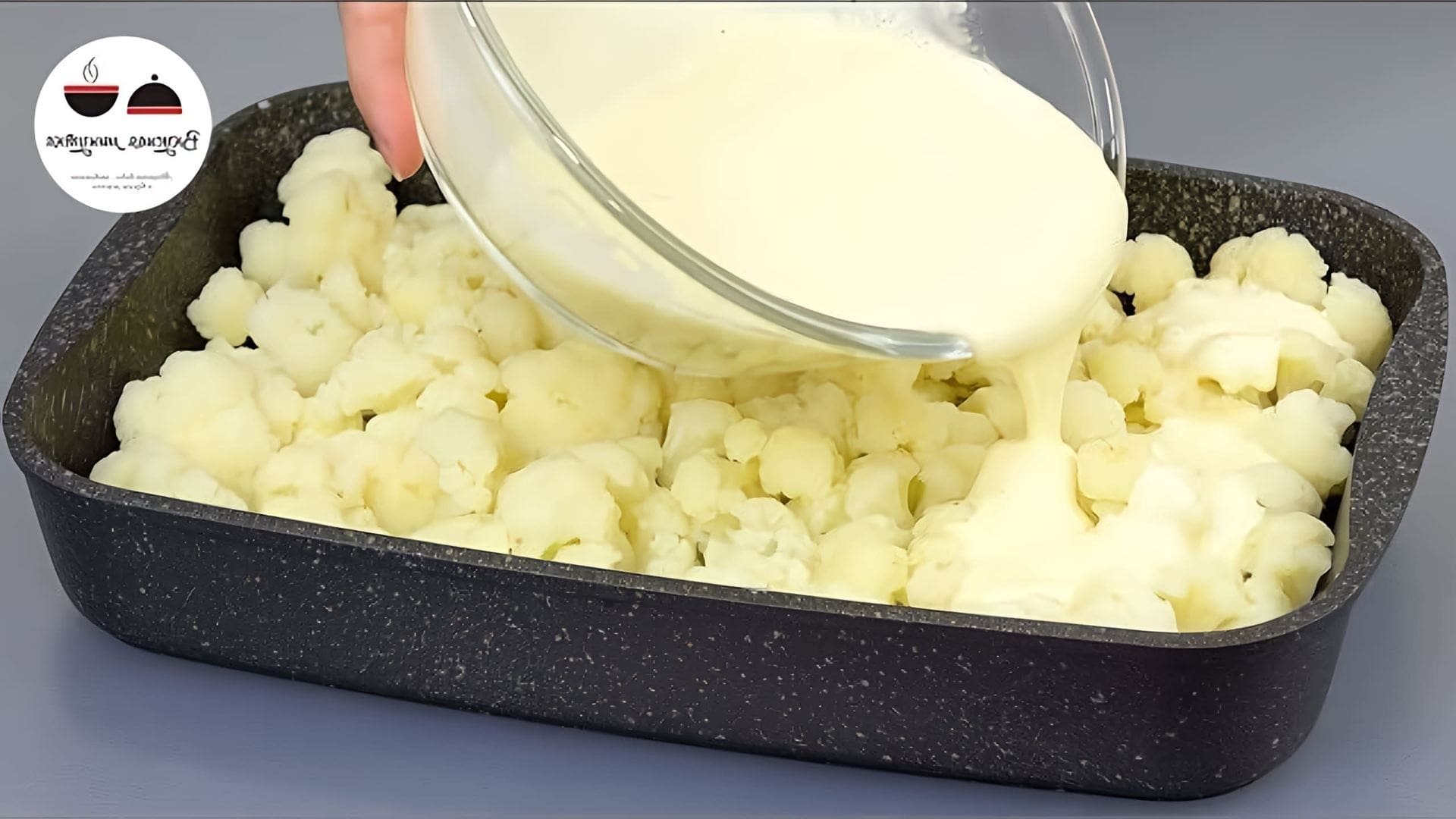 В этом видео демонстрируется простой и вкусный рецепт приготовления запеканки из цветной капусты