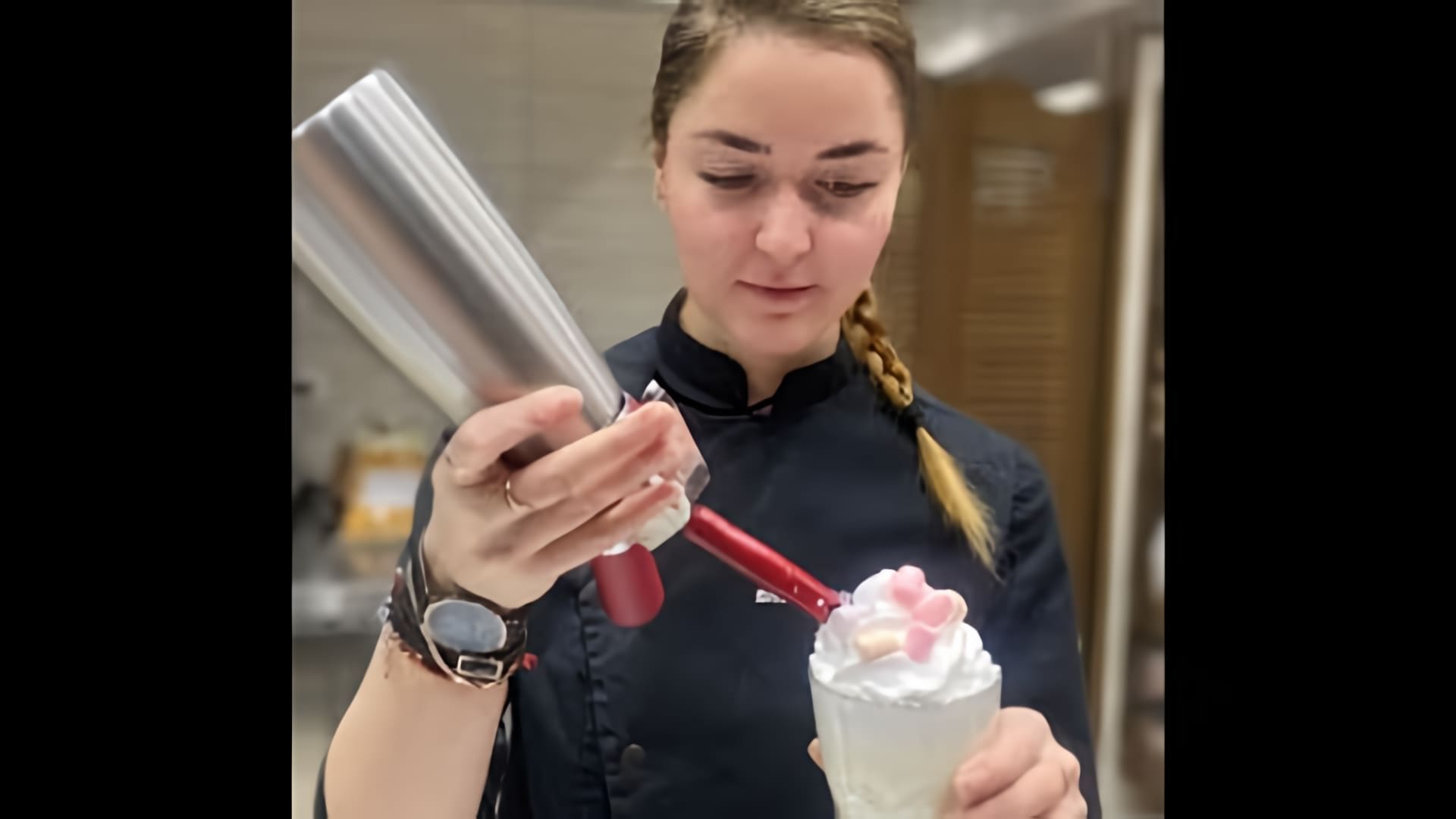 В этом видео рассказывается о том, как приготовить молочные коктейли из Макдональдса