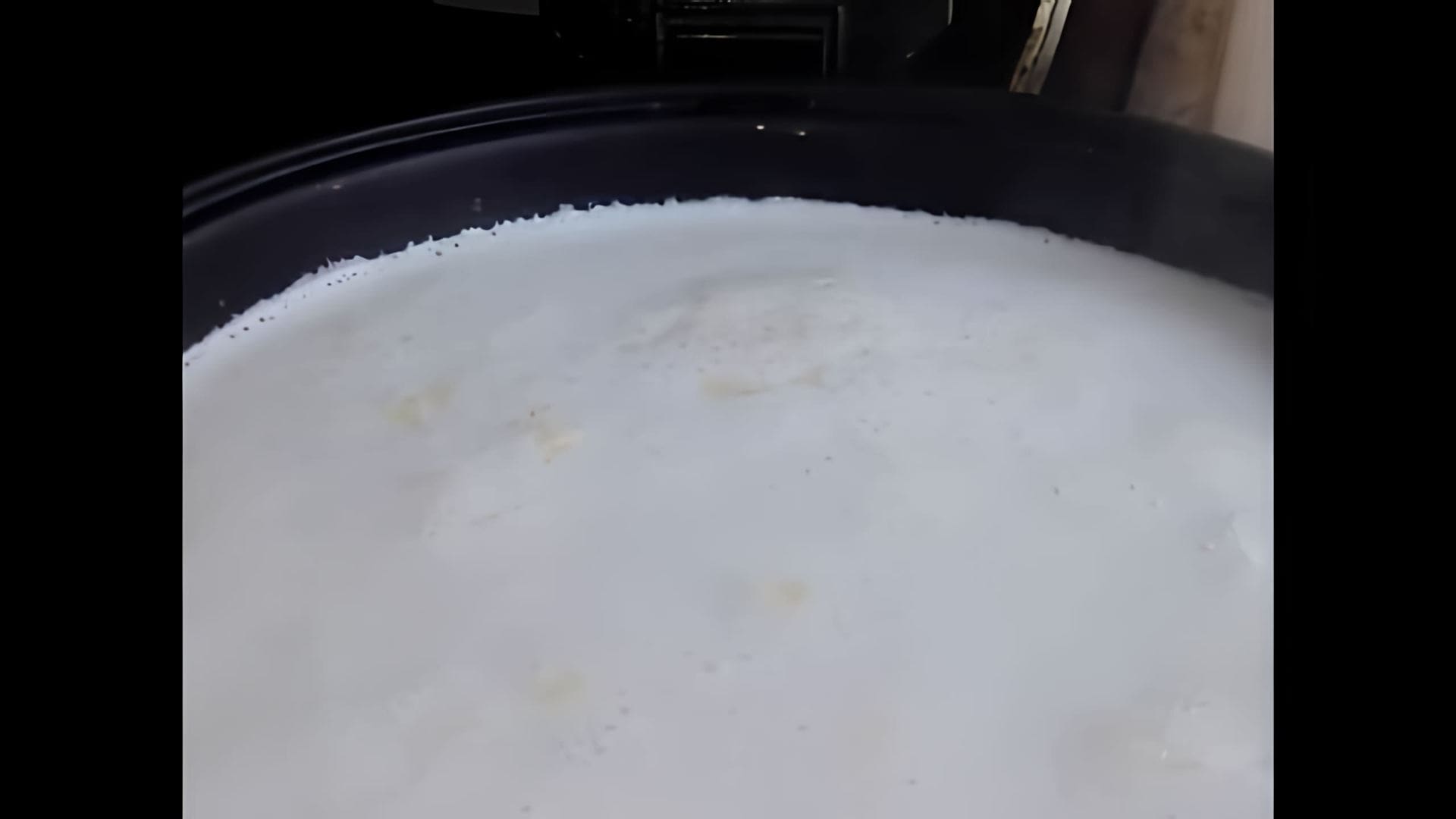 В этом видео демонстрируется процесс приготовления творога без закваски с использованием уксуса