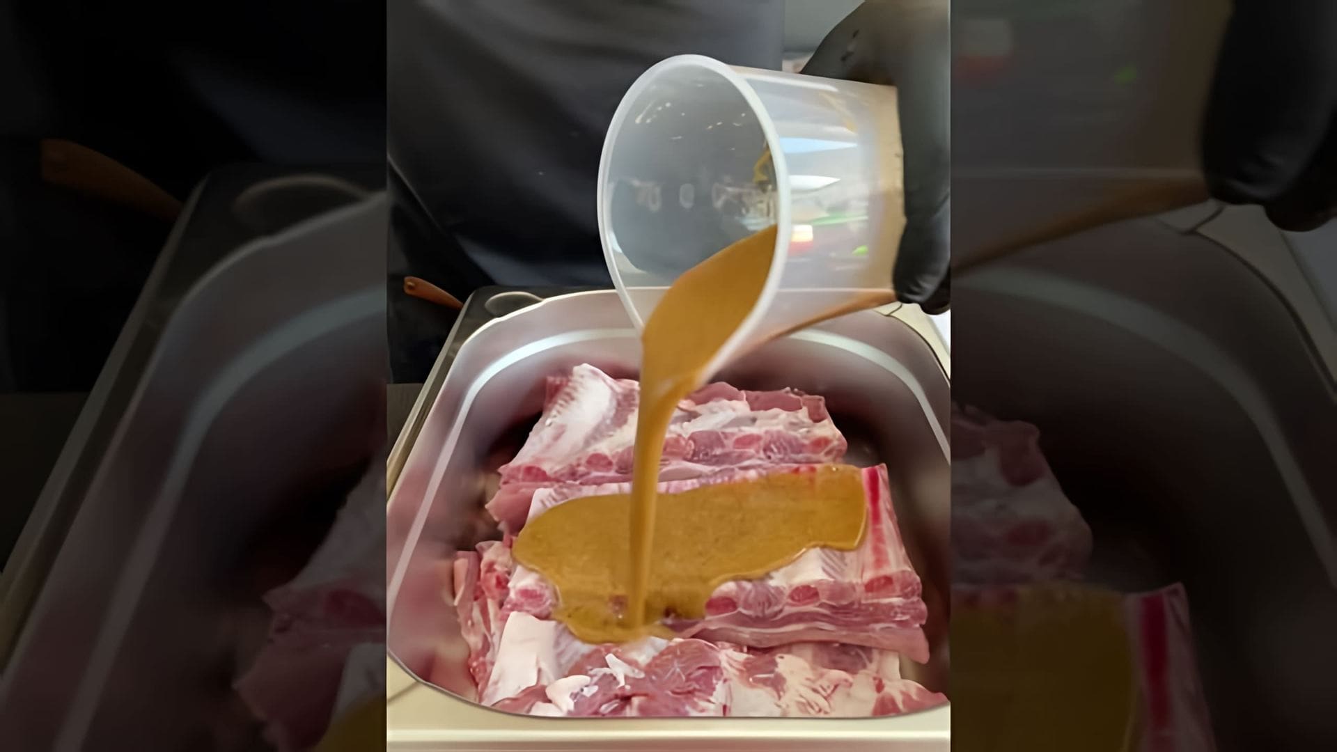 В этом видео демонстрируется процесс приготовления невероятно вкусных свиных рёбер