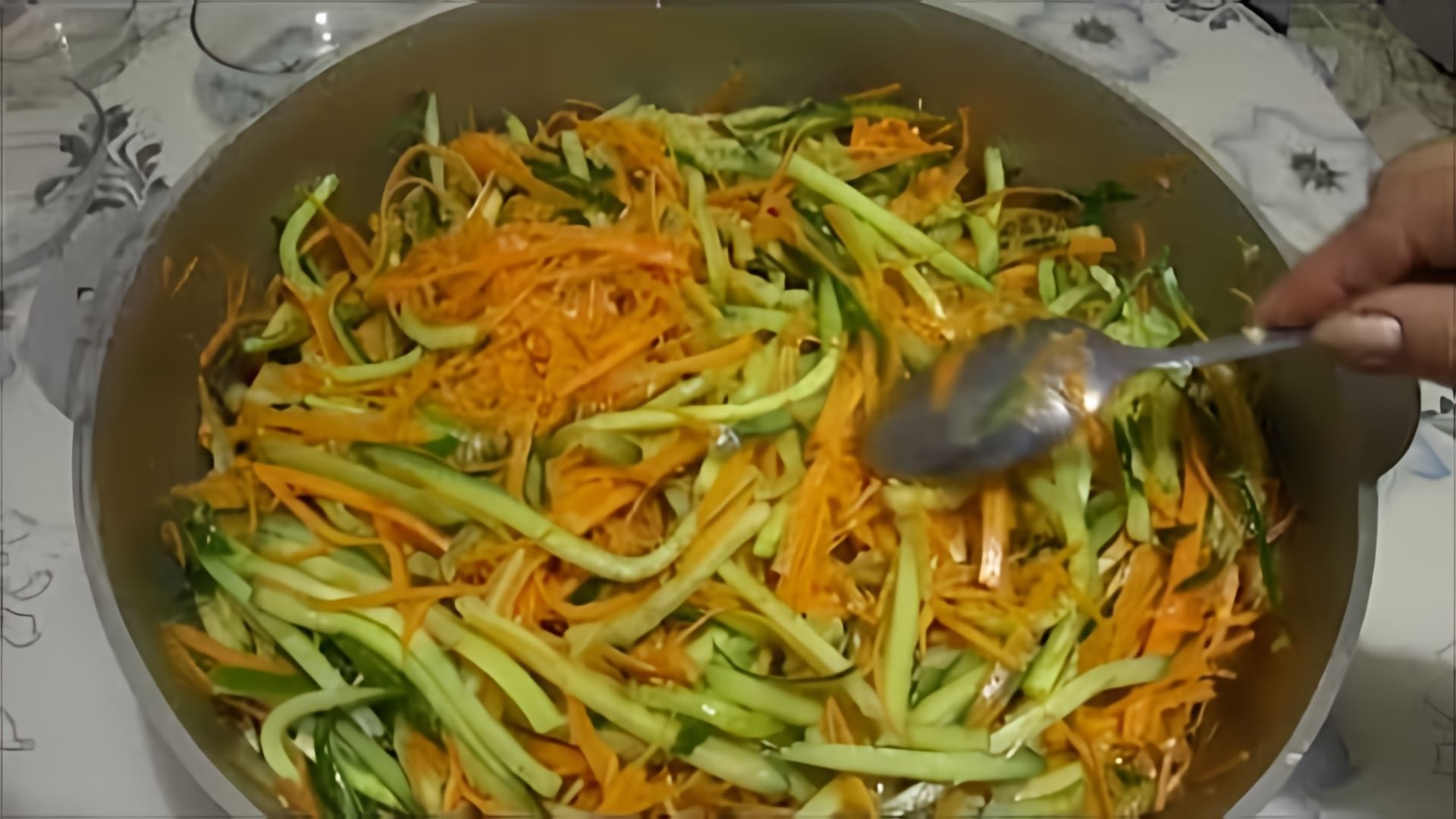 В этом видео демонстрируется процесс приготовления салата "Огурцы по-корейски на зиму"