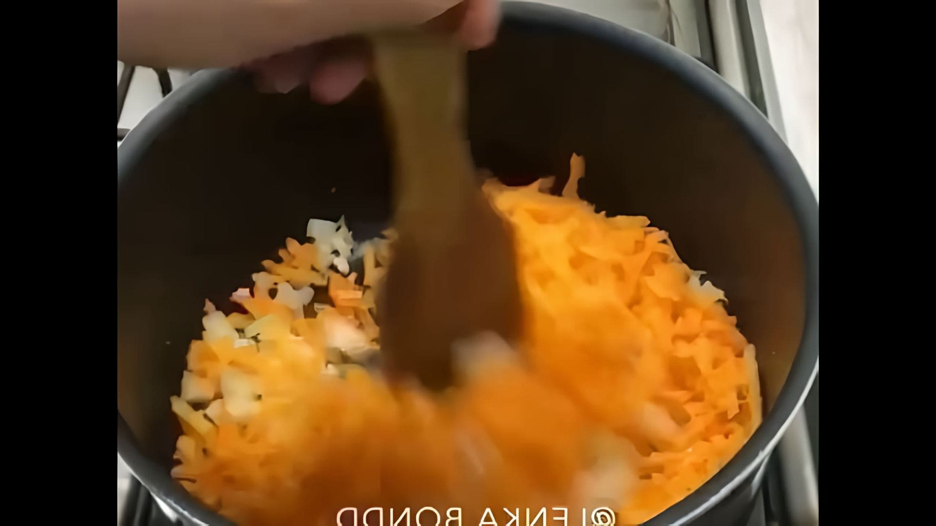 В этом видео-ролике мы увидим, как приготовить вкусный и полезный суп без мяса