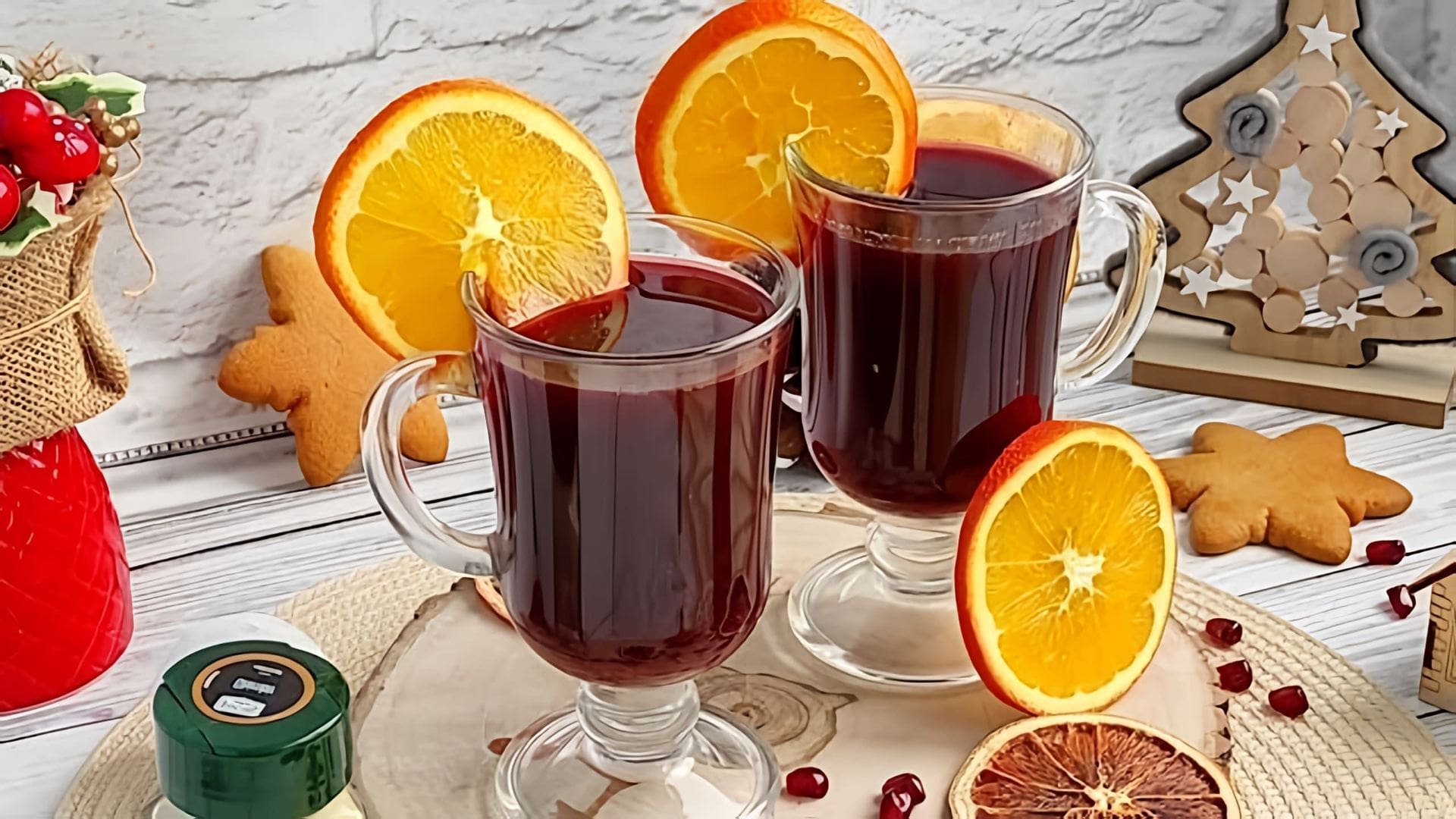 Бокал с классическим глинтвейном и палочкой корицы