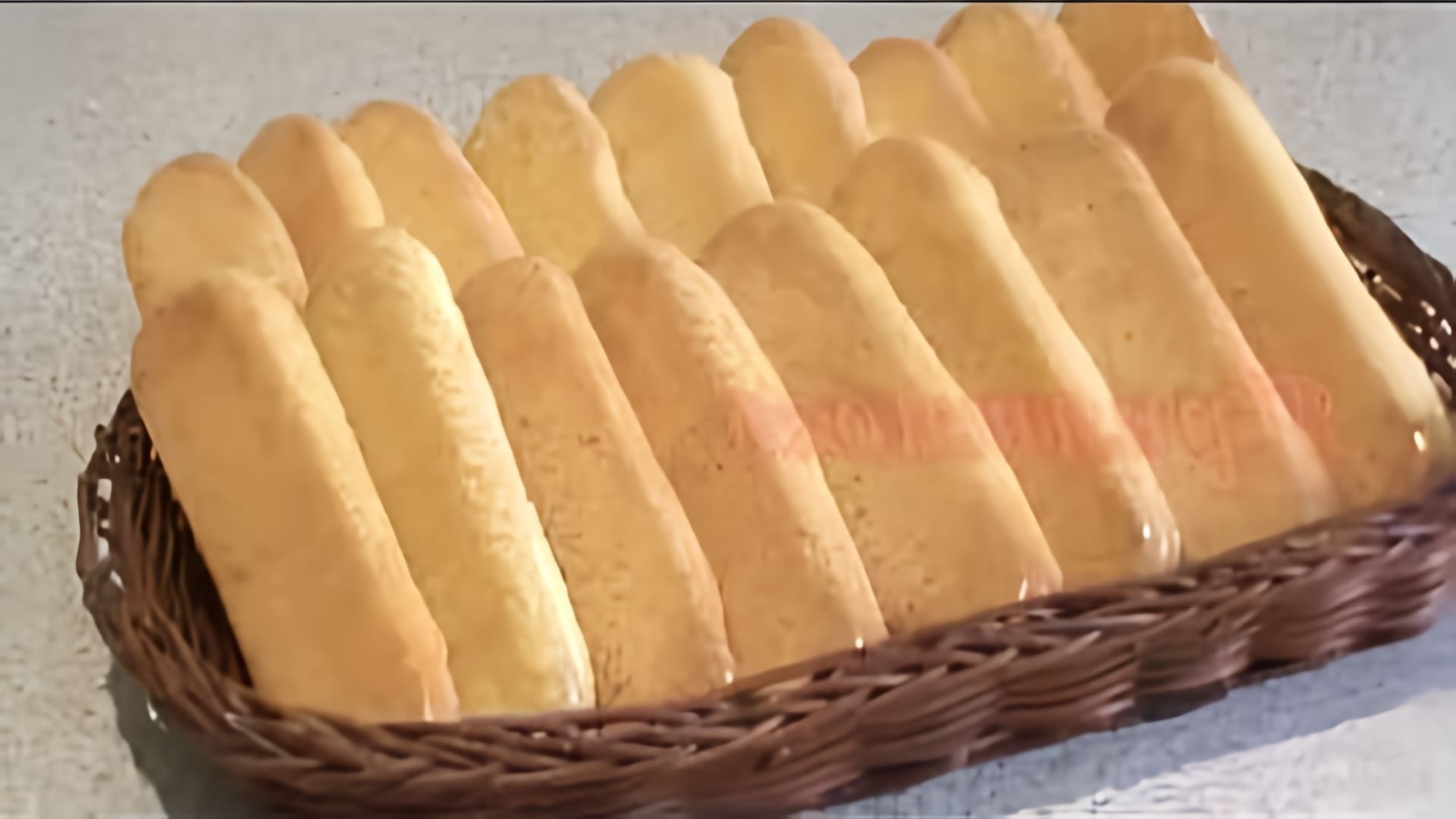 В этом видео-ролике рассказывается о бисквитном печенье "Савоярди", которое является одним из основных продуктов диеты Дюкана