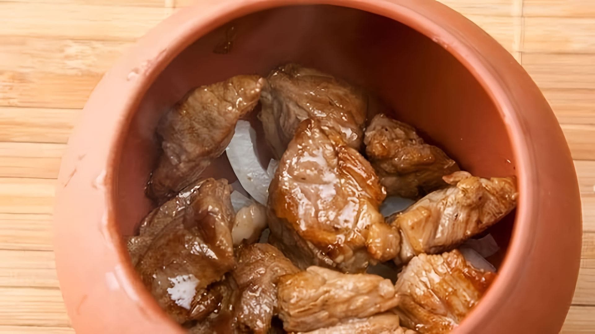 В этом видео демонстрируется рецепт приготовления говядины в горшочках