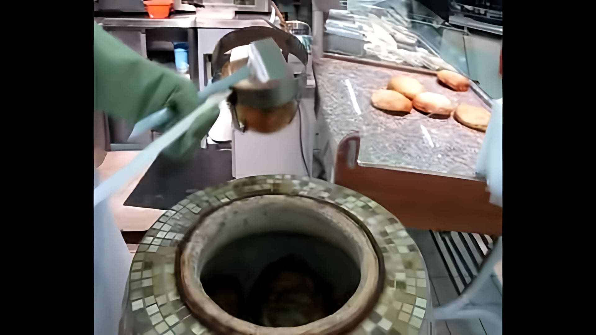 В этом видео-ролике вы увидите, как правильно печь лепешки в тандыре