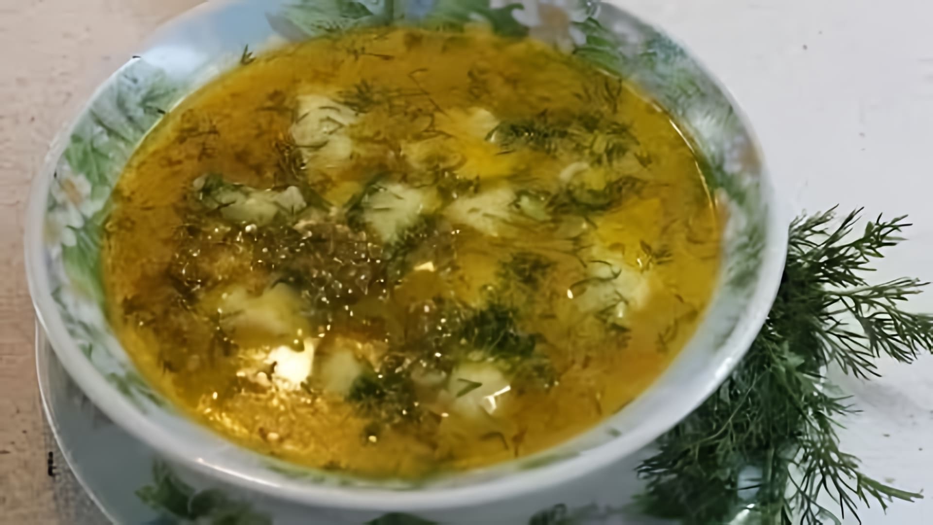 В этом видео демонстрируется процесс приготовления постного супа с галушками или клецками
