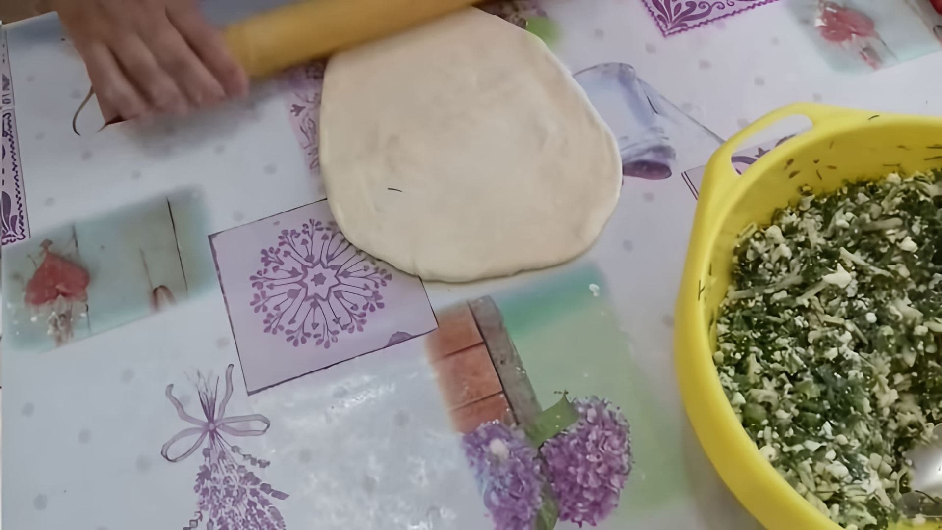 В этом видео демонстрируется процесс приготовления осетинского пирога с творогом и зеленью