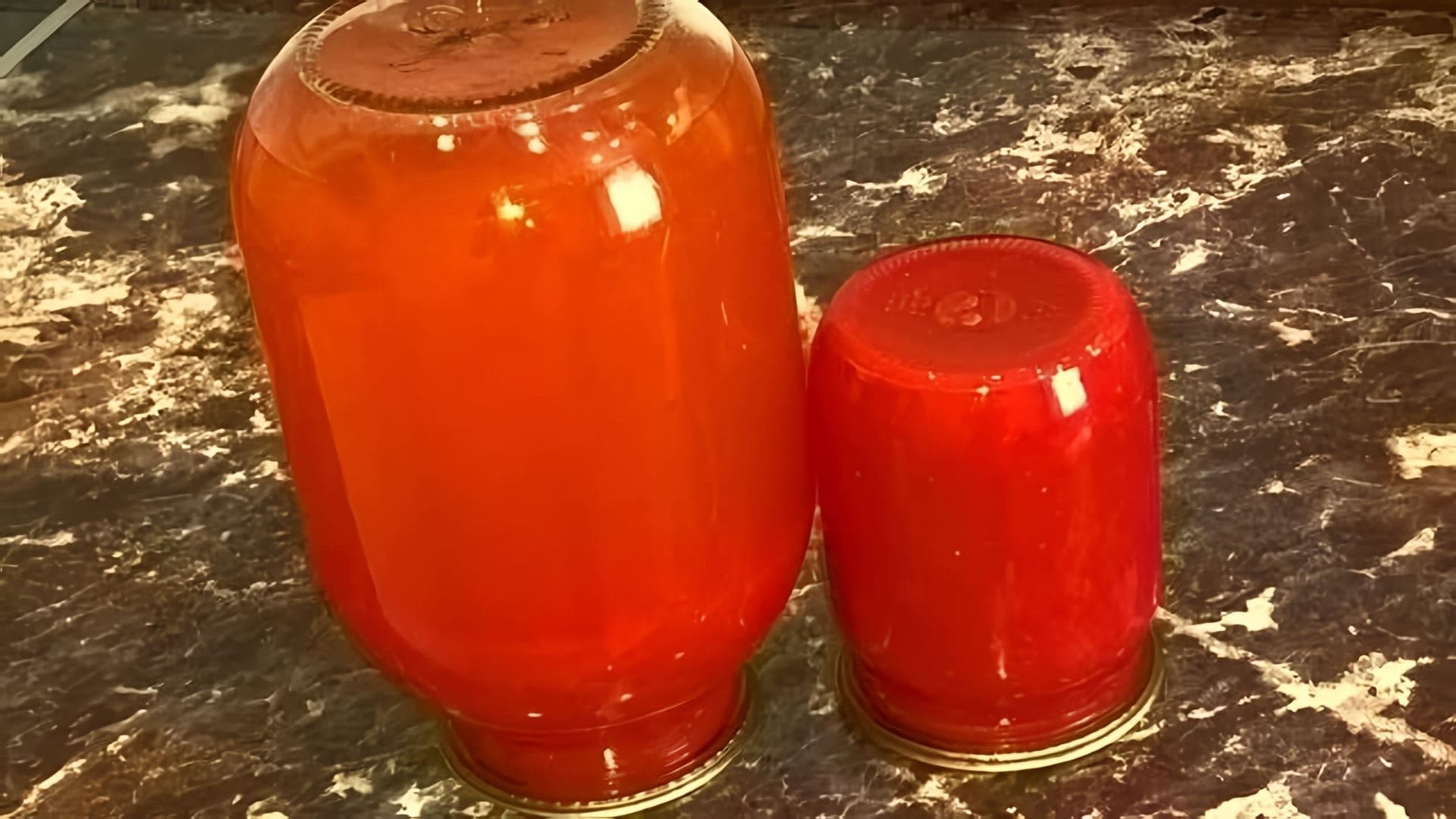 В этом видео демонстрируется процесс приготовления томатного сока и томатной пасты на зиму