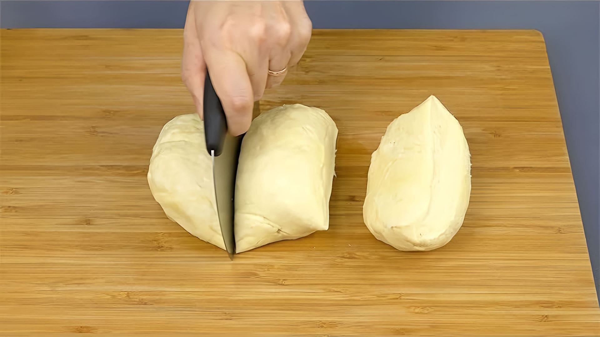 В этом видео автор показывает, как приготовить тесто "158" и делится различными рецептами блюд из него