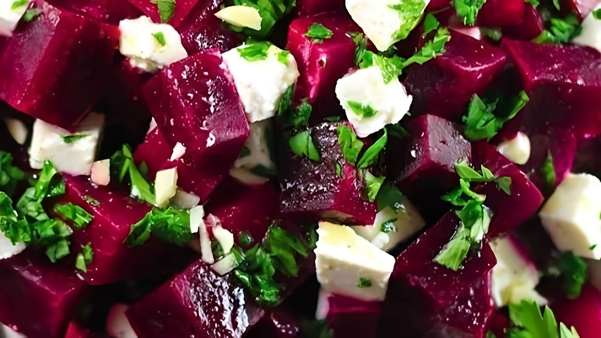 В этом видео показаны 8 необычных салатов из свеклы
