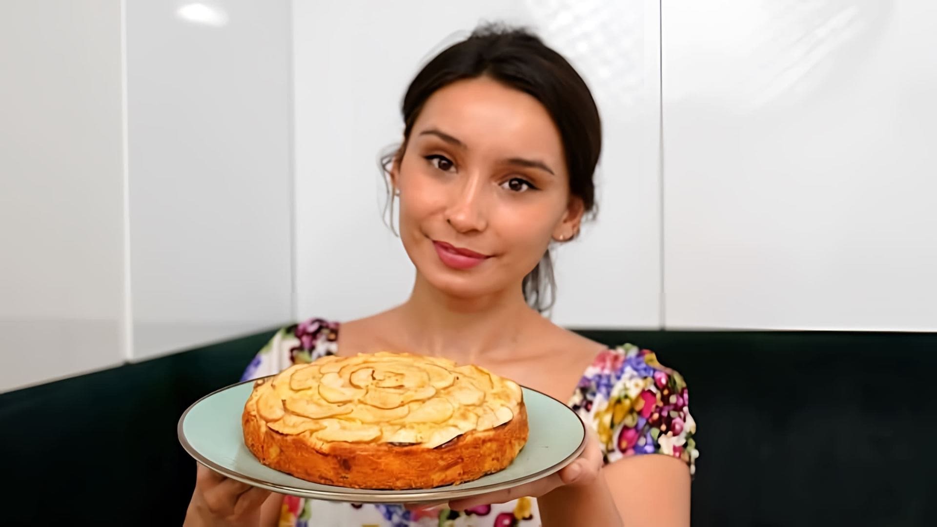 Видео как приготовить яблочный пирог, который проще и быстрее, чем шарлотка