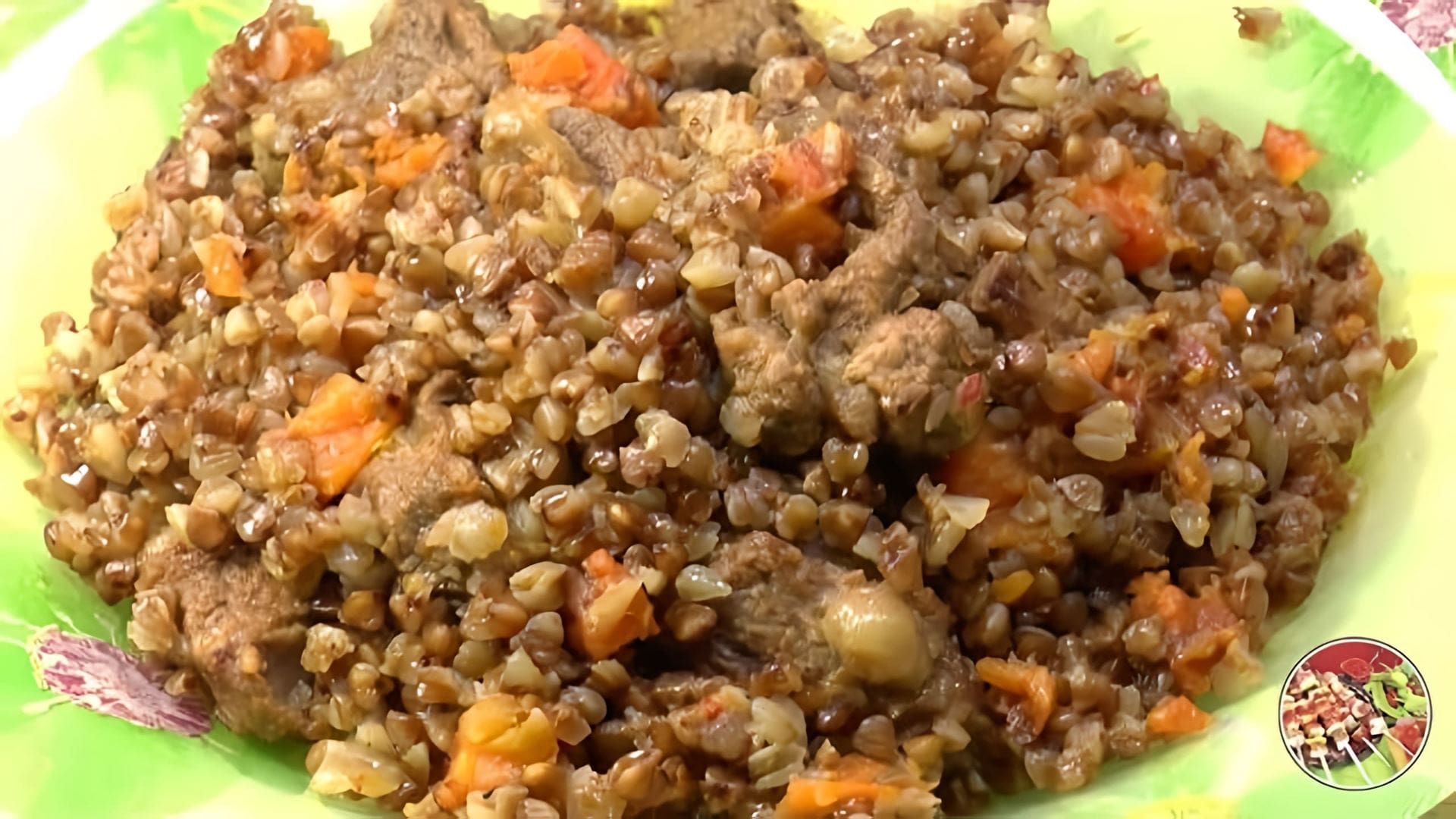 В этом видео демонстрируется процесс приготовления гречневой каши с мясом в одной кастрюле
