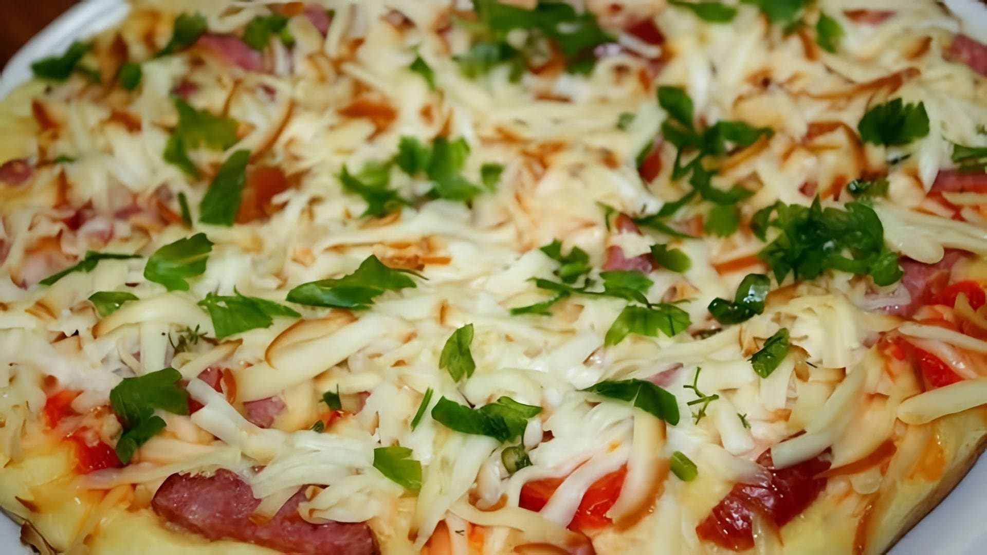 В этом видео-ролике вы увидите, как приготовить вкусную пиццу на сковороде всего за 10 минут
