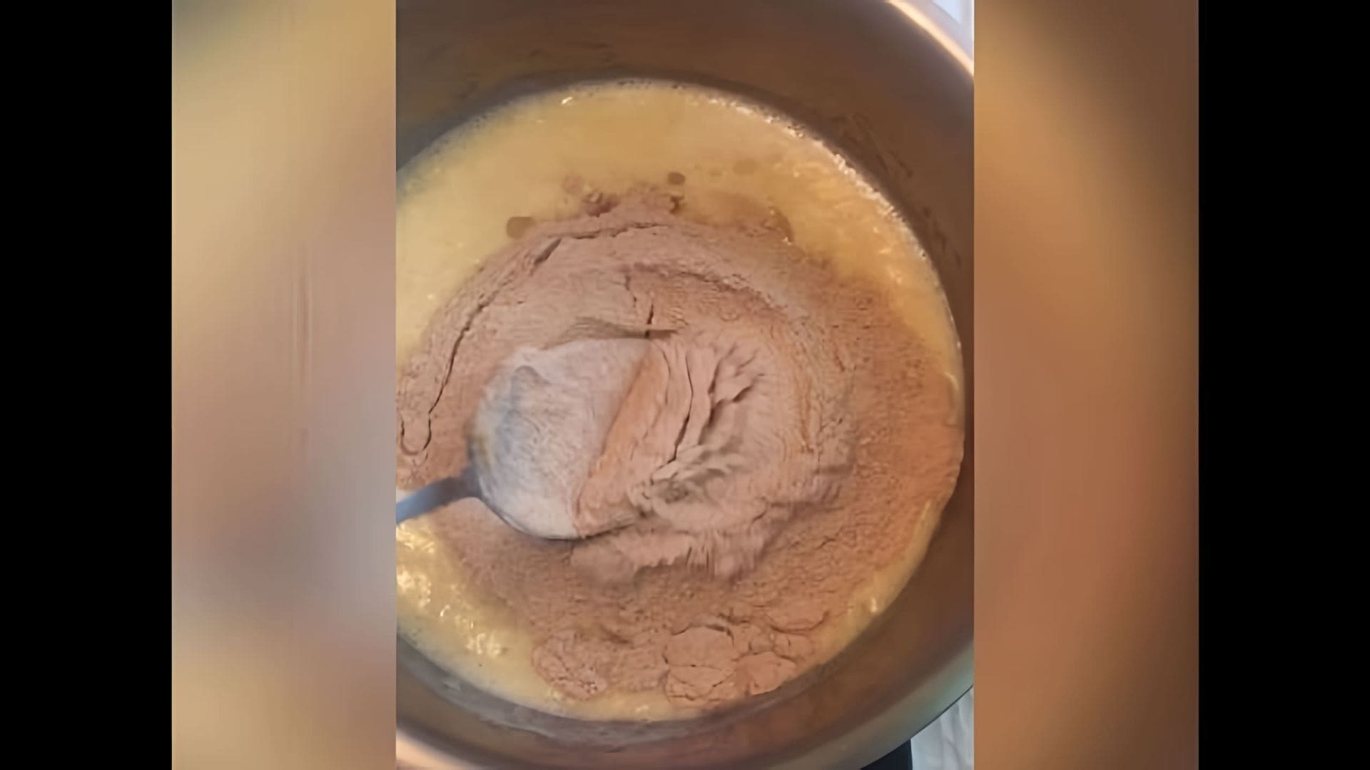 В этом видео демонстрируется процесс приготовления банановых вафель на гречневой муке с кефиром и растительным маслом