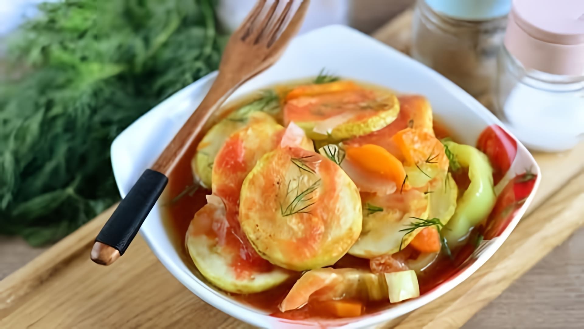 В этом видео демонстрируется процесс приготовления овощей тушеных в томатном соусе