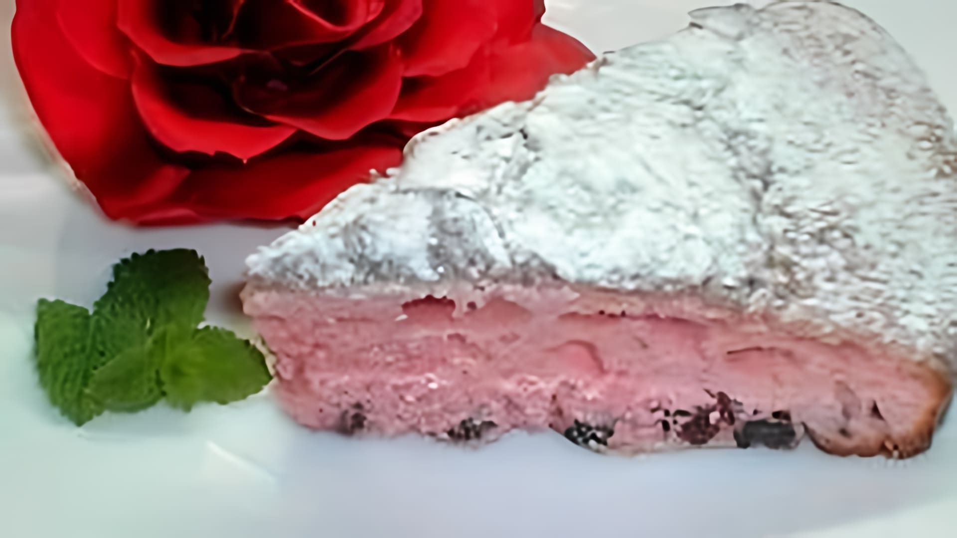 В этом видео демонстрируется простой и быстрый рецепт приготовления пирога из киселя
