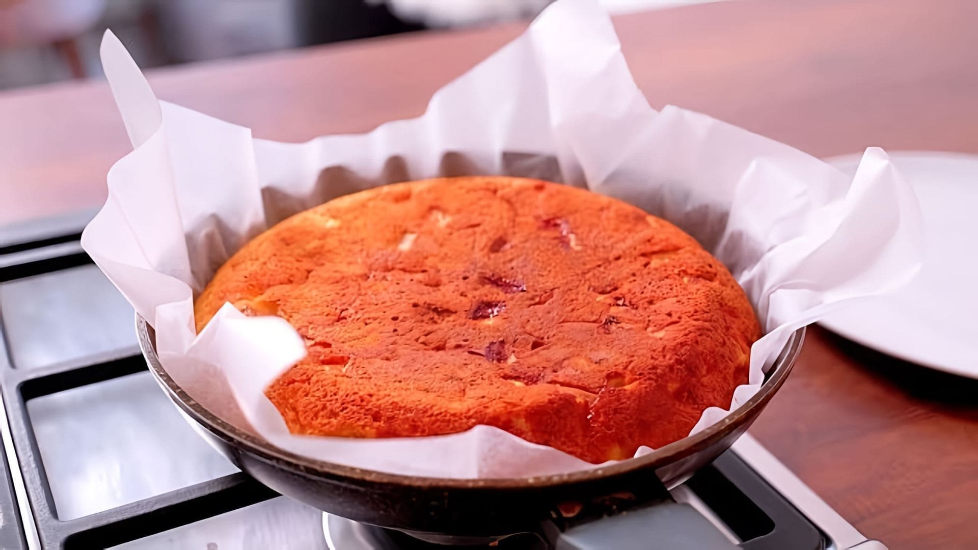 В этом видео демонстрируется рецепт яблочного пирога, который готовится без использования духовки