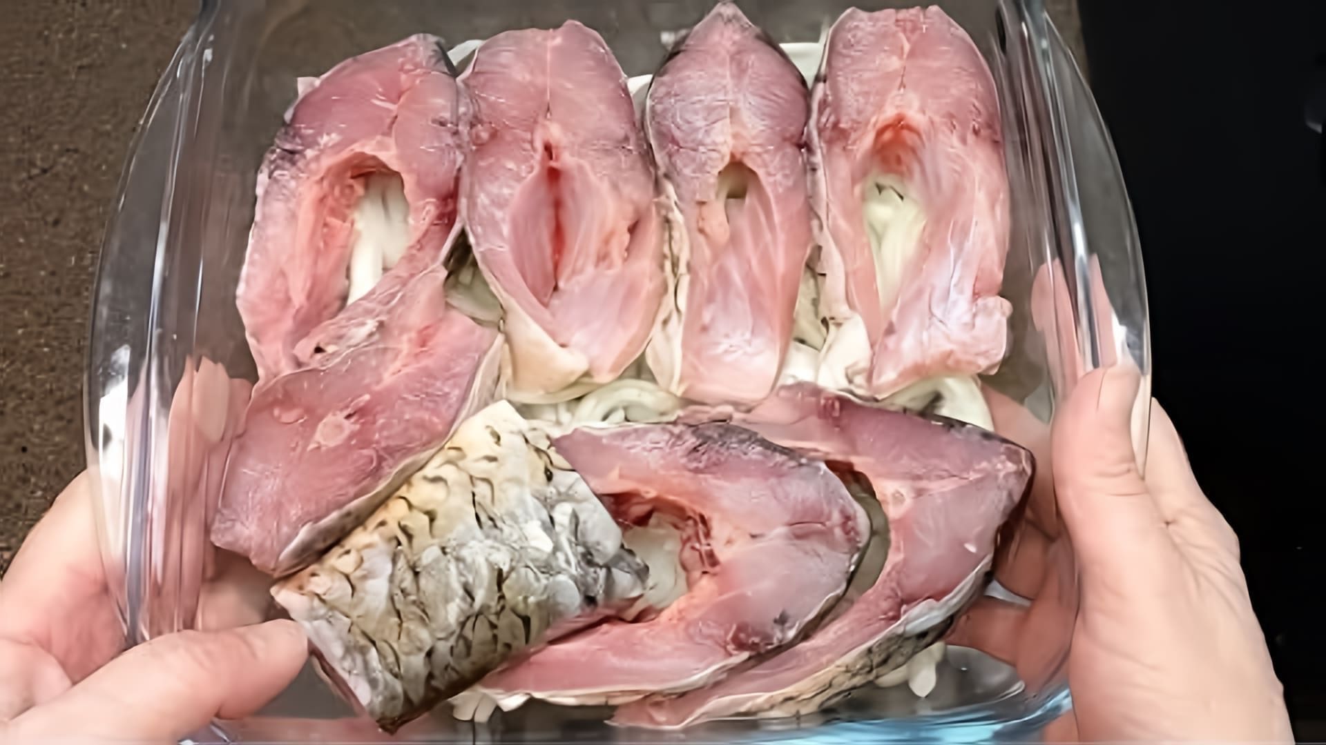 В этом видео-ролике демонстрируется процесс приготовления рыбы в духовке в сметане