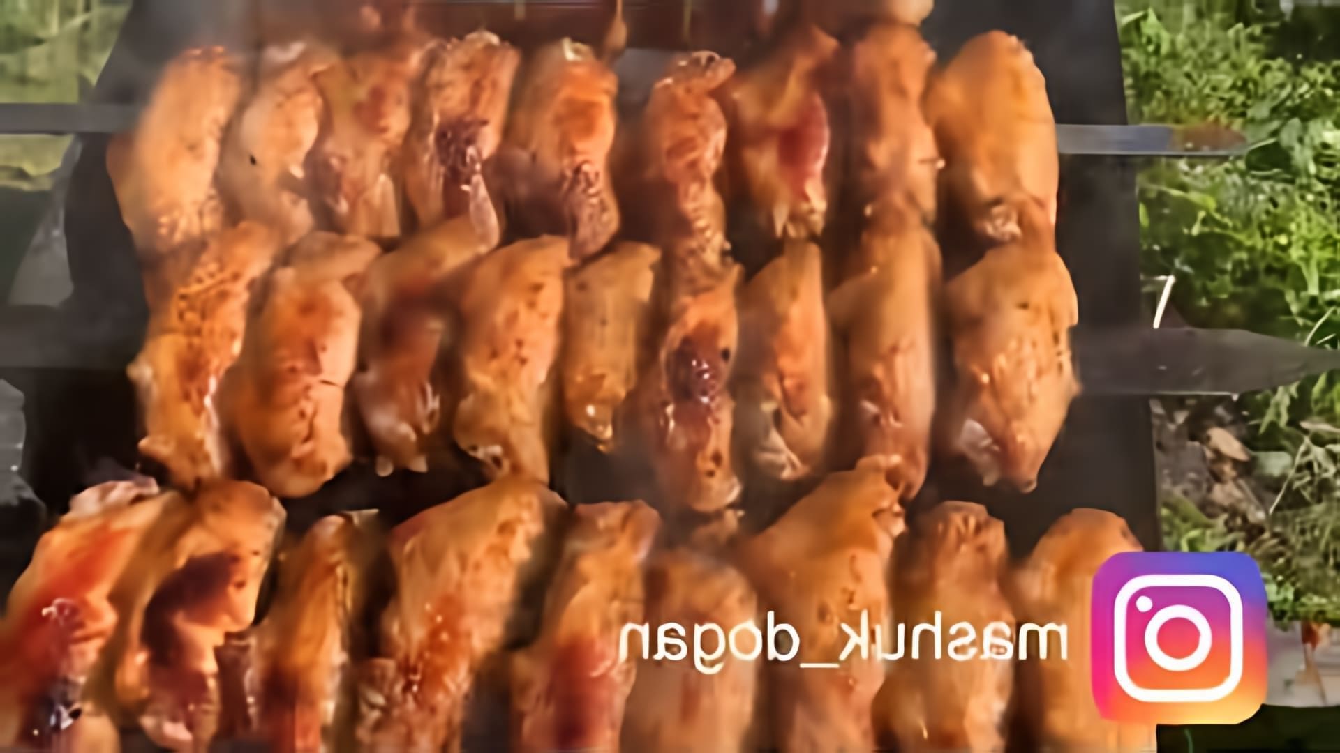 В этом видео демонстрируется рецепт турецкого маринада для крылышек на мангале