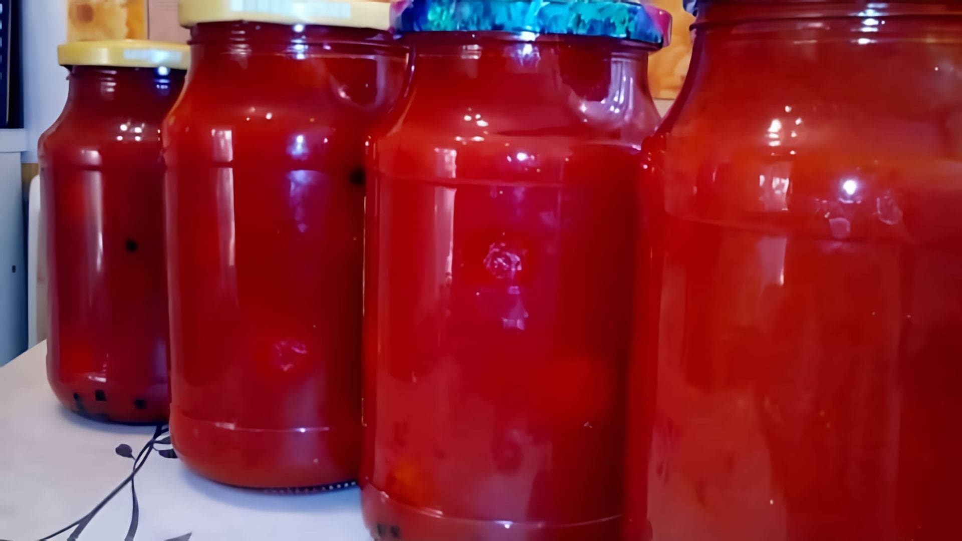 В этом видео Гульнур показывает, как приготовить помидоры в собственном соку