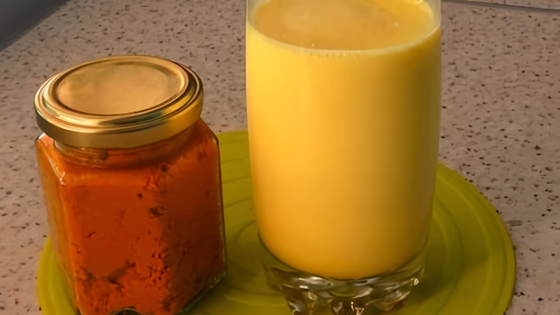 В данном видео рассказывается о рецепте золотого молока, который помогает очистить сосуды и суставы