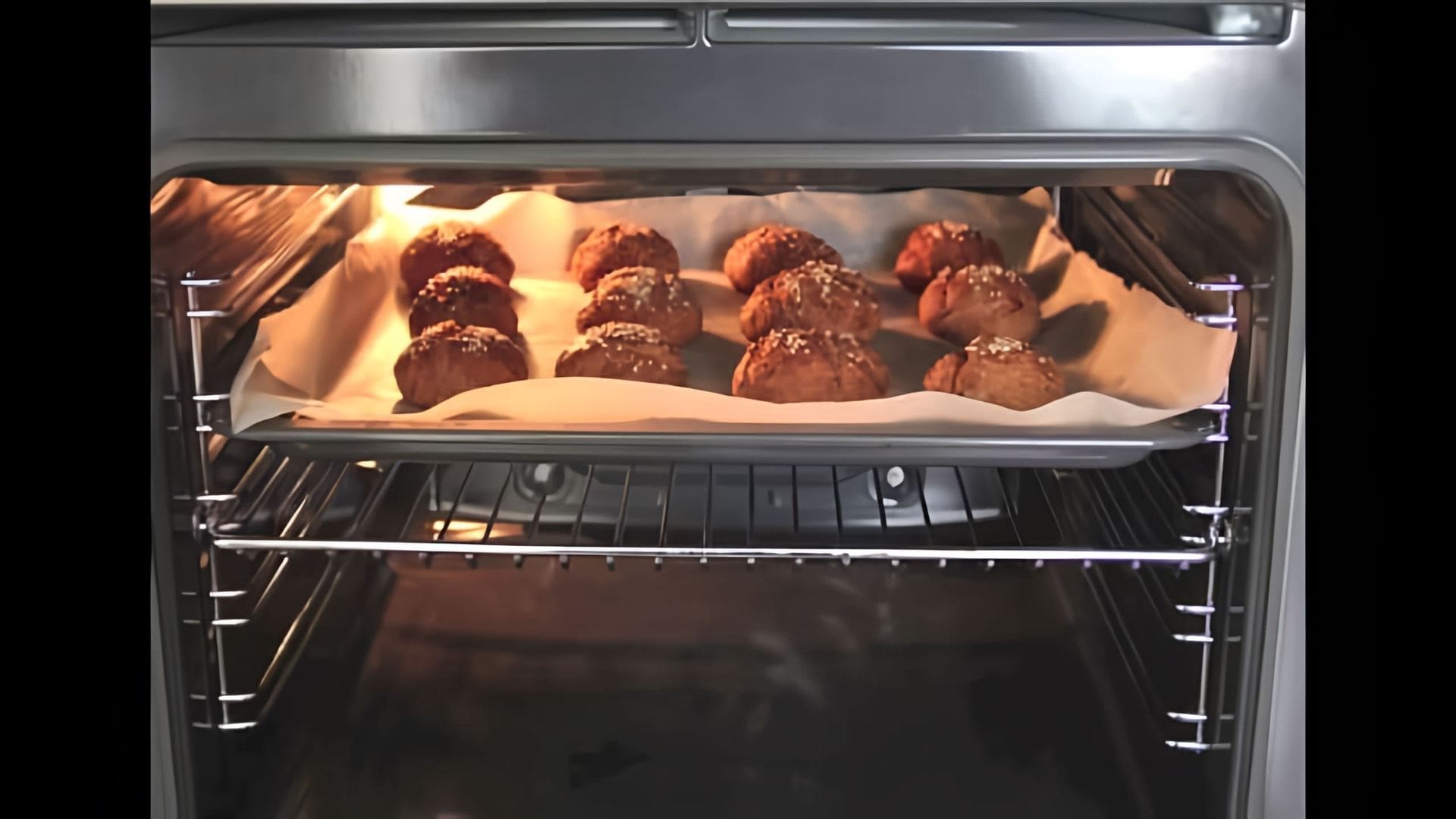 В данном видео представлен рецепт бездрожжевых булочек, которые готовятся всего за 20 минут