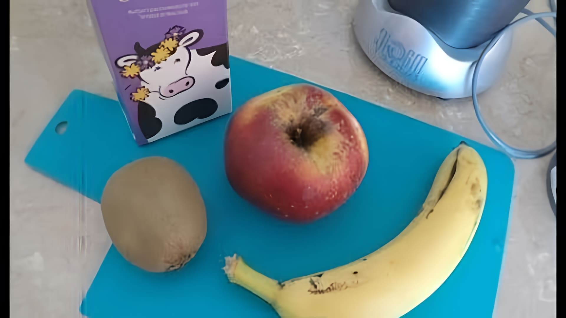В этом видео демонстрируется процесс приготовления смузи с бананом, яблоком и киви
