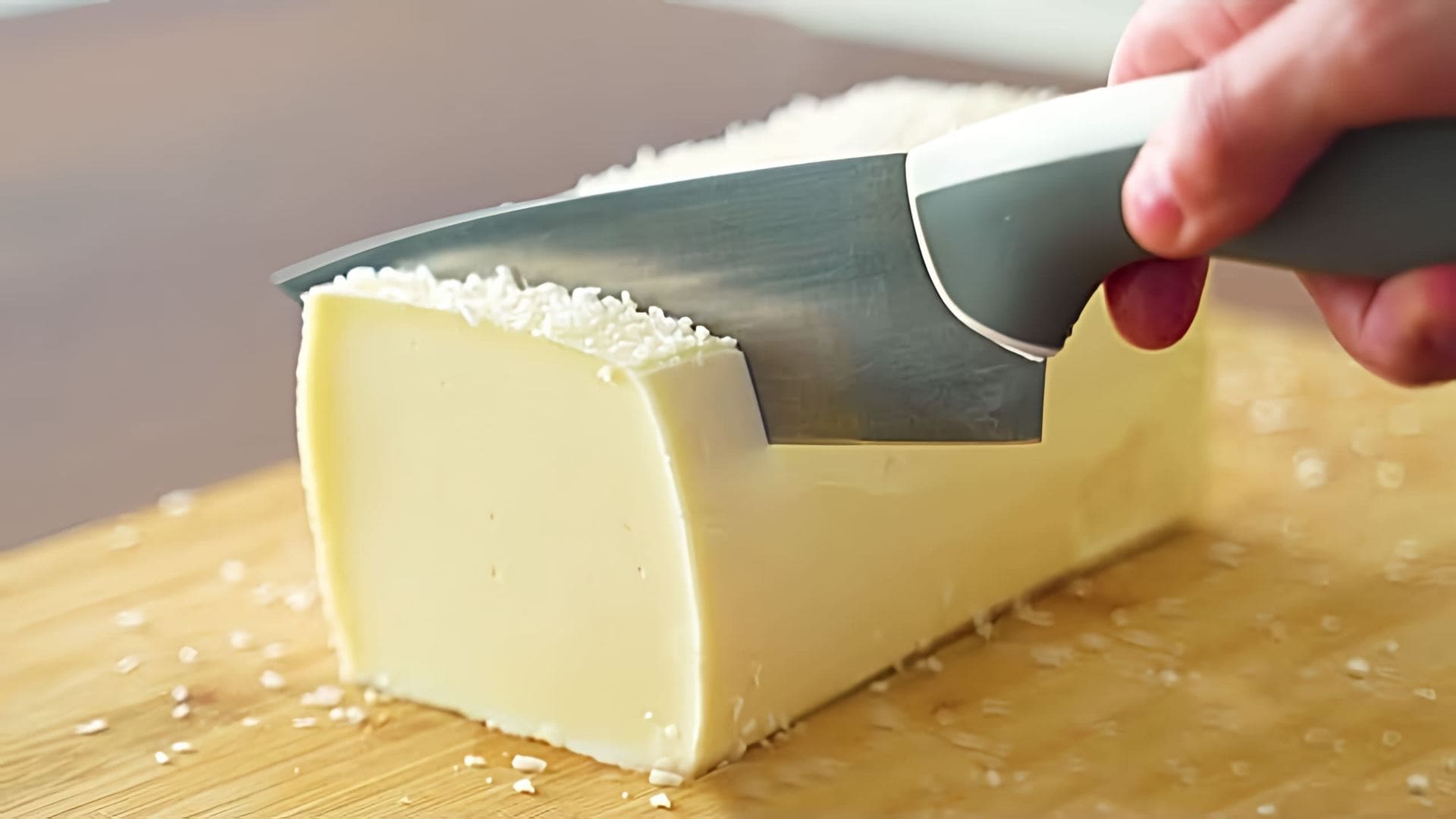 В этом видео демонстрируется процесс приготовления десерта без выпечки из молока и сметаны