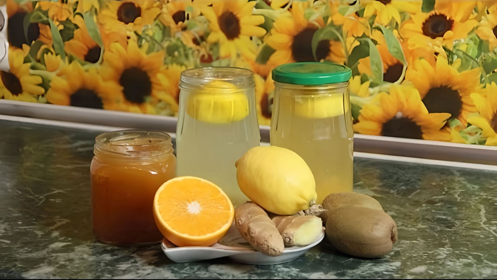 В этом видео-ролике рассказывается о напитке из имбиря и лимона, который является отличным средством для похудения