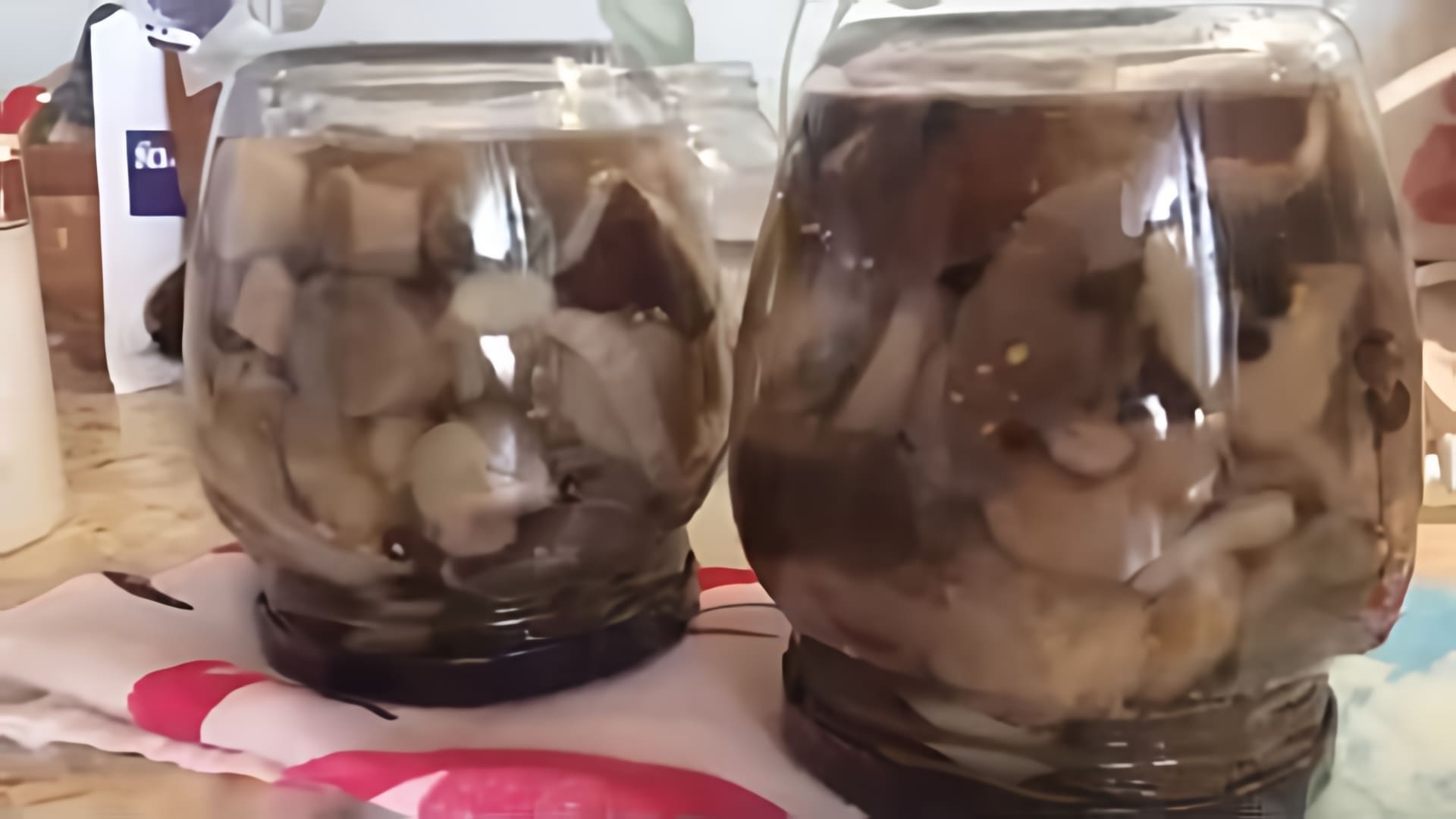 В данном видео демонстрируется процесс приготовления маринованных грибов на зиму