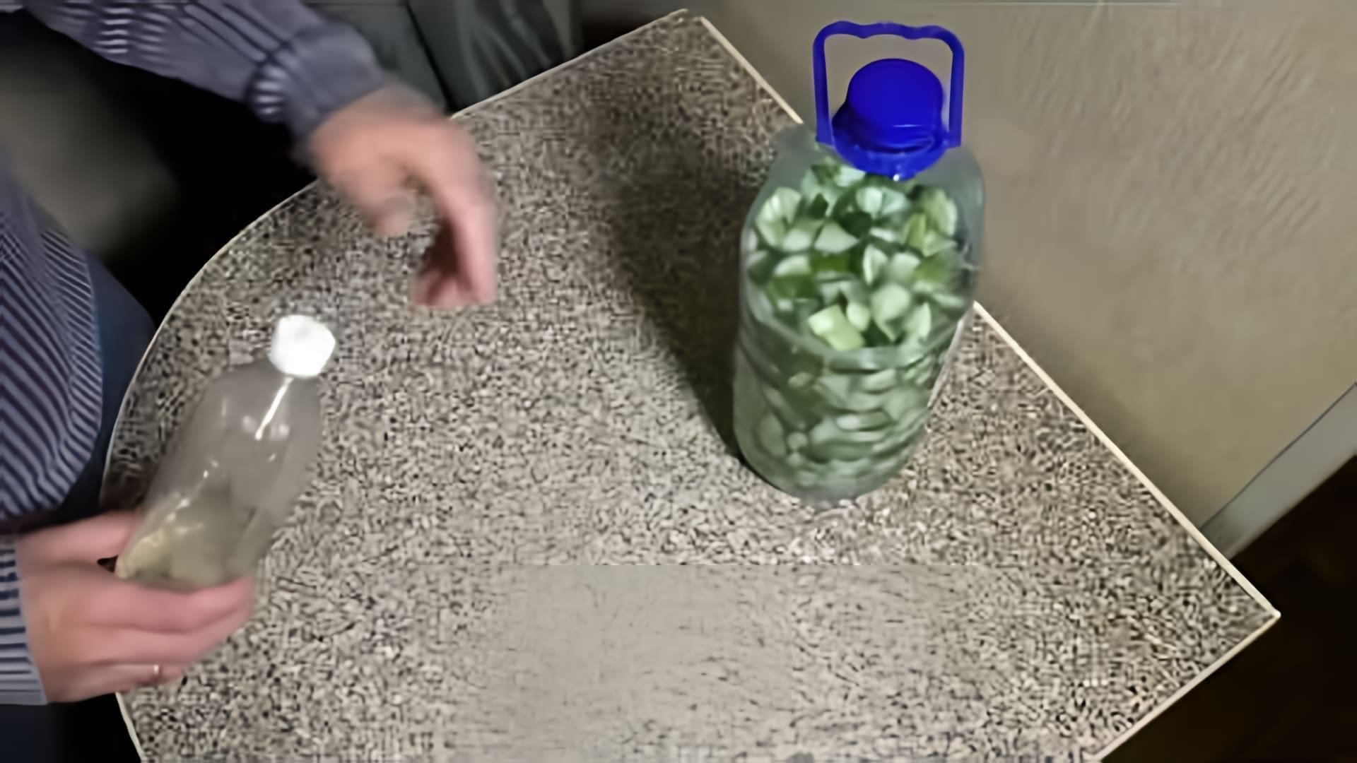 В этом видео рассказывается о том, как приготовить домашний огуречный лосьон на самогоне