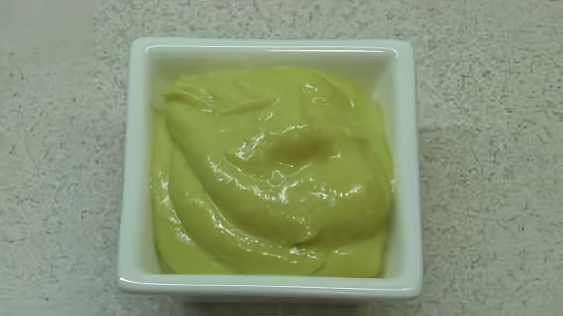 В этом видео демонстрируется рецепт японского майонеза для суши и роллов