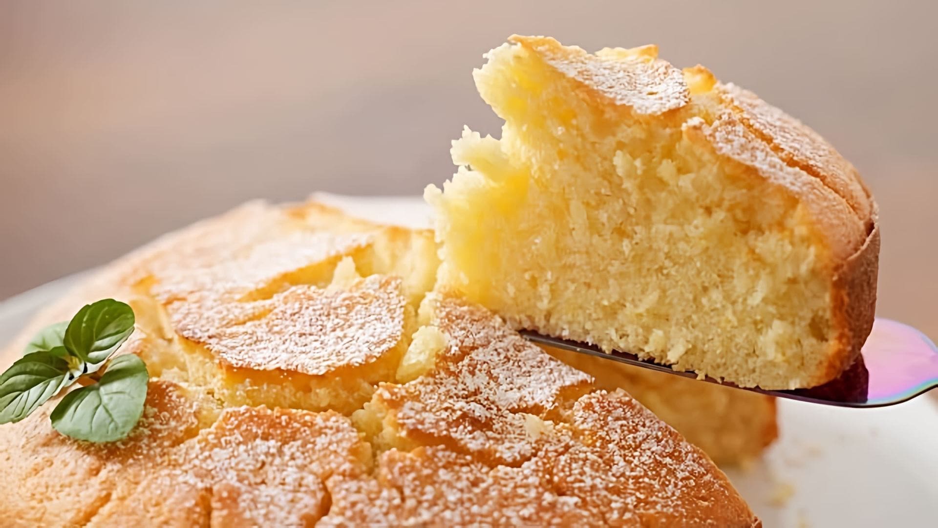В этом видео демонстрируется рецепт лимонного пирога, который готовится всего из 1 яйца и 1 лимона