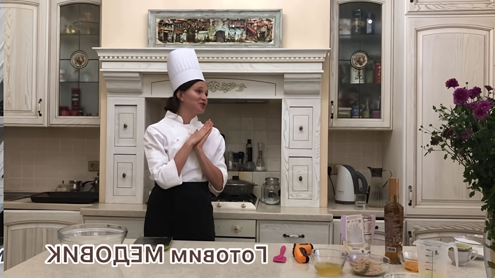В этом видео демонстрируется рецепт приготовления торта "Медовик" без сахара и глютена