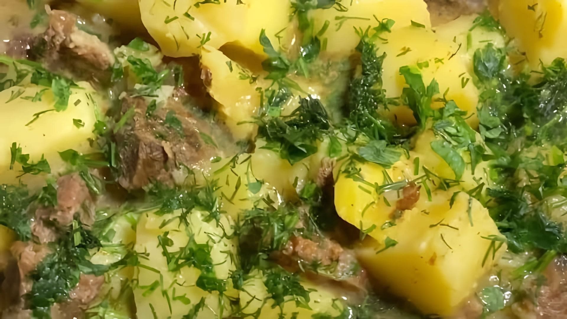 В этом видео демонстрируется процесс приготовления тушеной картошки с мясом