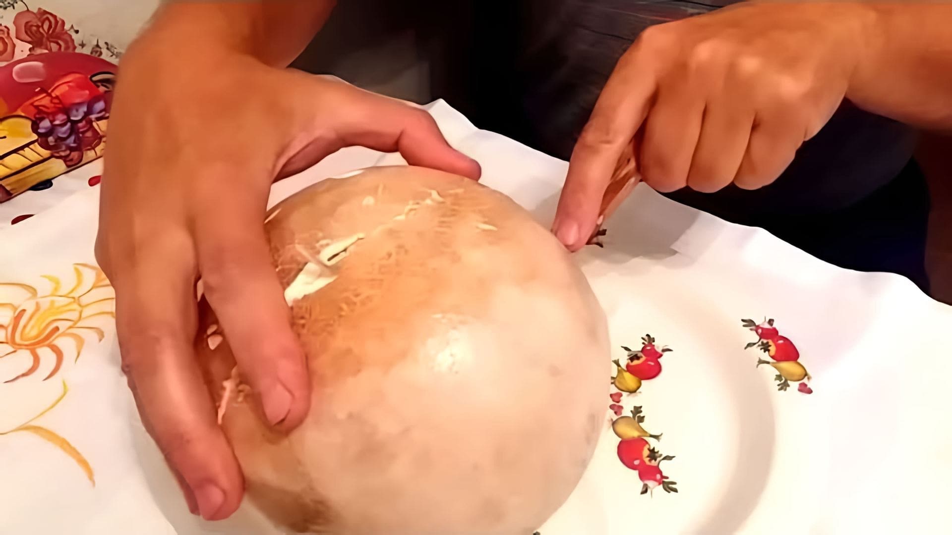 В этом видео рассказывается о грибе дождевике, который является съедобным и полезным