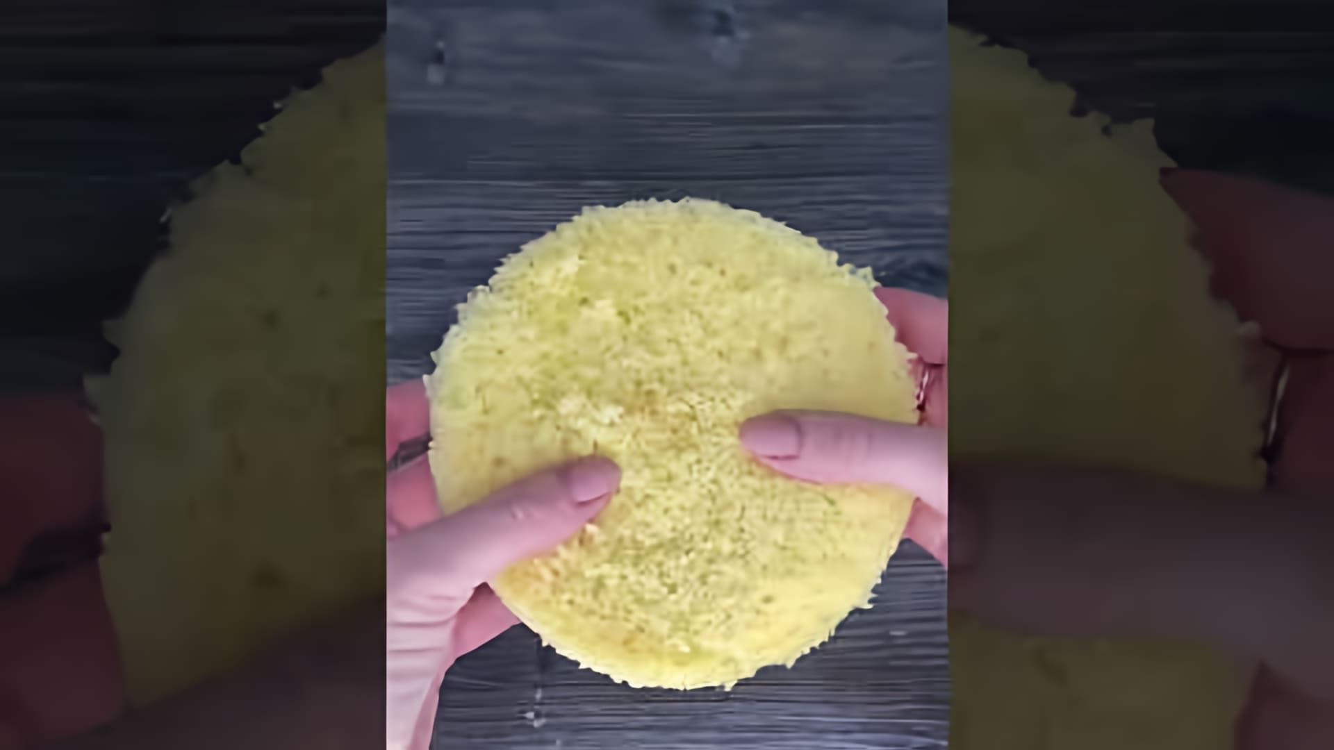 В этом видео демонстрируется рецепт приготовления пятиминутного бисквита в микроволновке для вкуснейшего торта