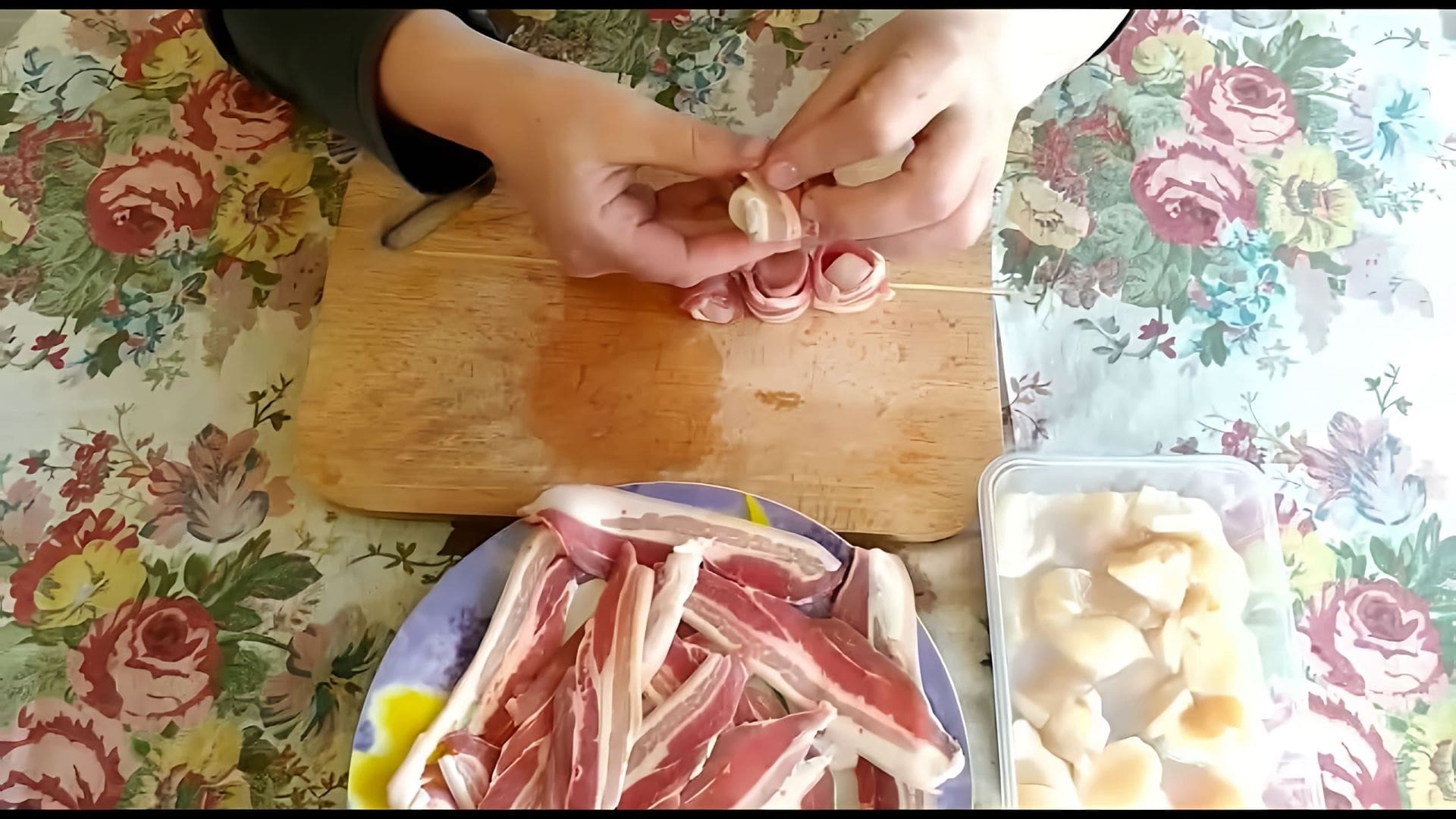 В этом видео-ролике демонстрируется рецепт приготовления морского гребешка в беконе