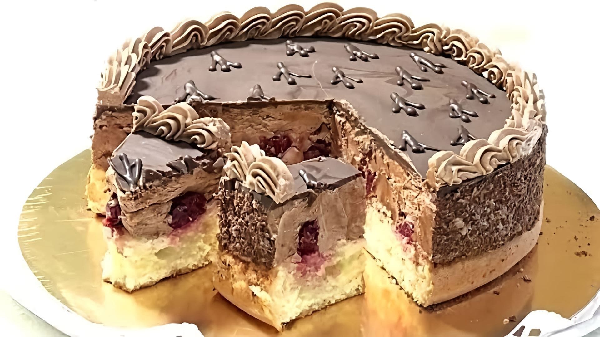 В этом видео представлен рецепт торта "Гусиные лапки" с вишней и шоколадным кремом