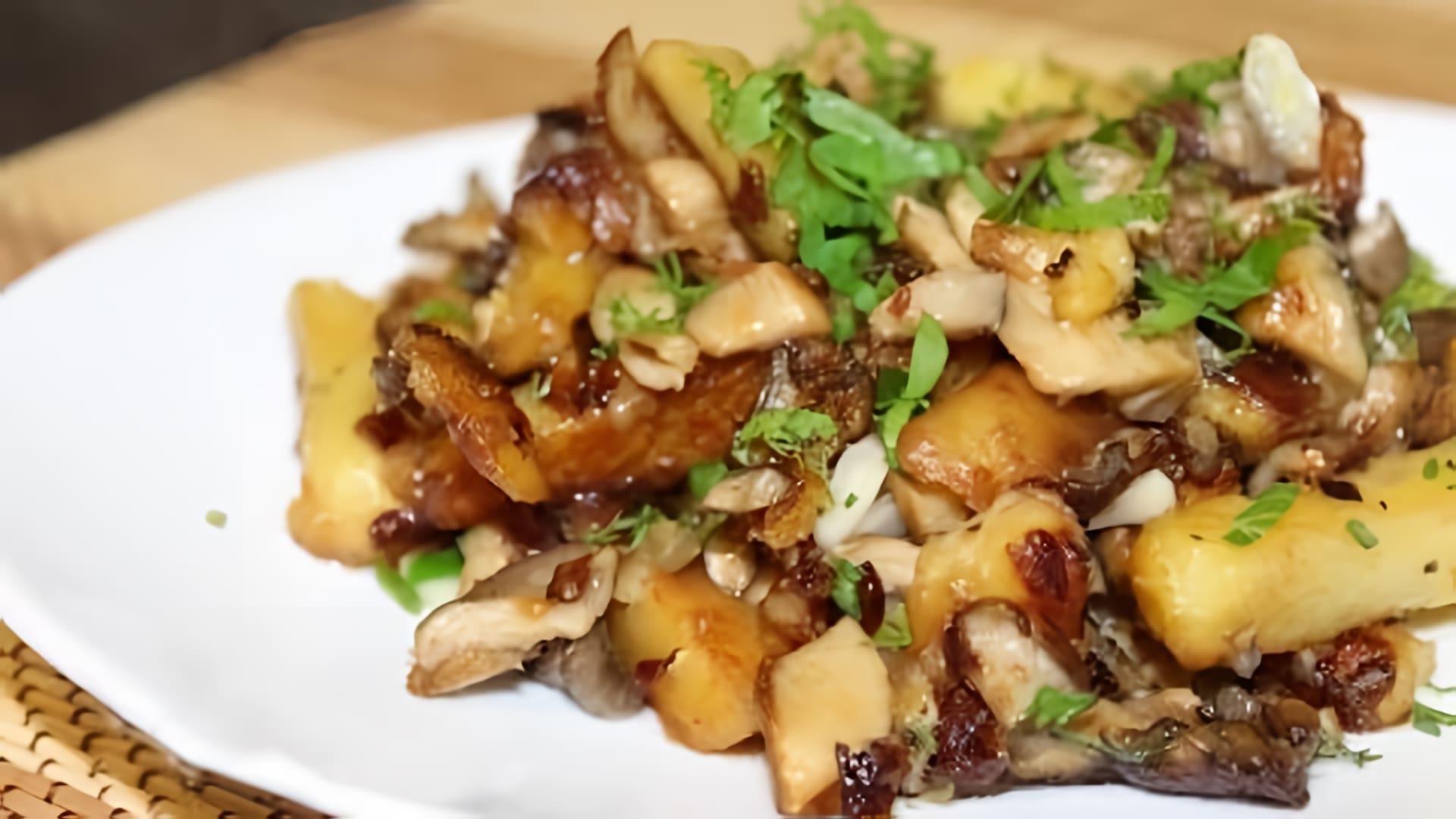 В этом видео-ролике вы увидите, как приготовить самую вкусную жареную картошку с грибами вешенками
