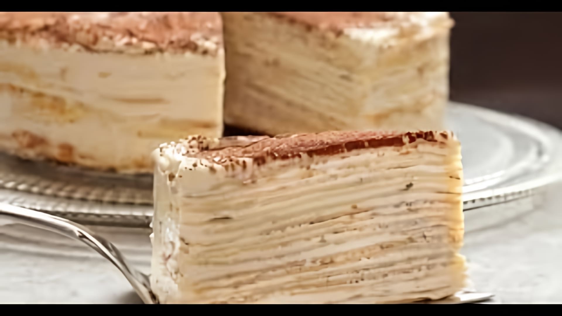 В этом видео демонстрируется процесс приготовления торта "Крепвиль"