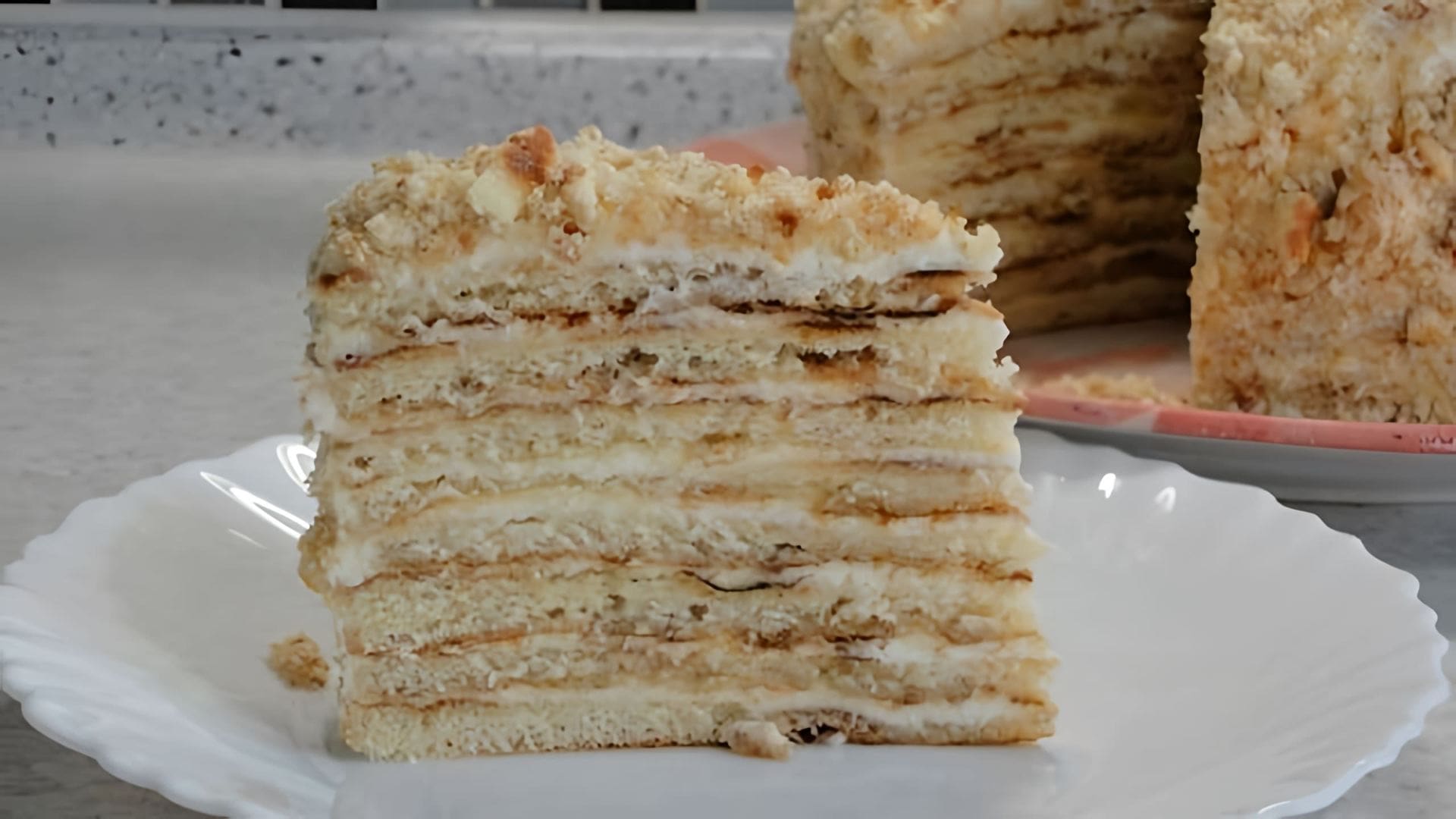В этом видео демонстрируется рецепт быстрого торта на сковороде со сметанным кремом