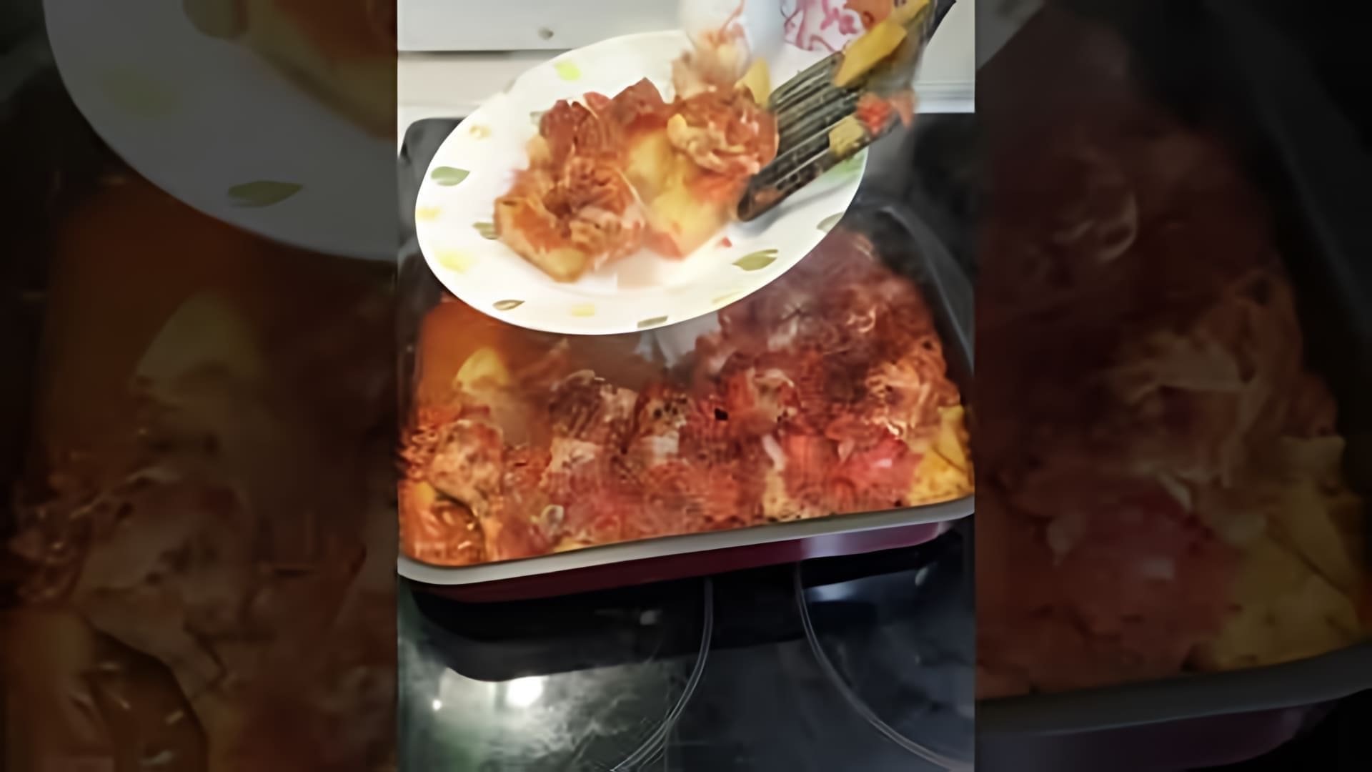В этом видео демонстрируется процесс приготовления куриных ножек с картошкой в томатном соусе