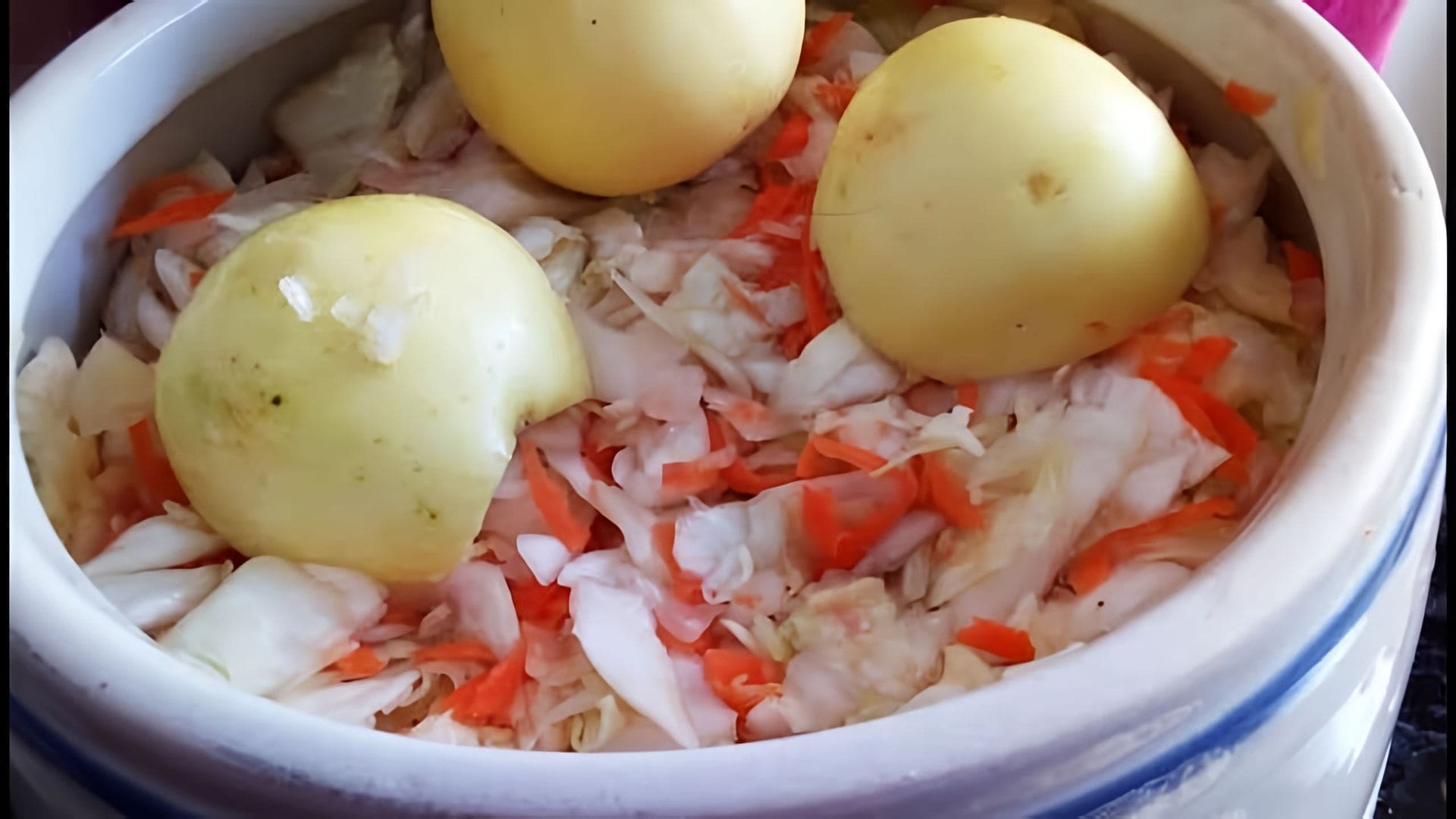 В этом видео рассказывается о старинном рецепте квашеной капусты с яблоками и морковкой