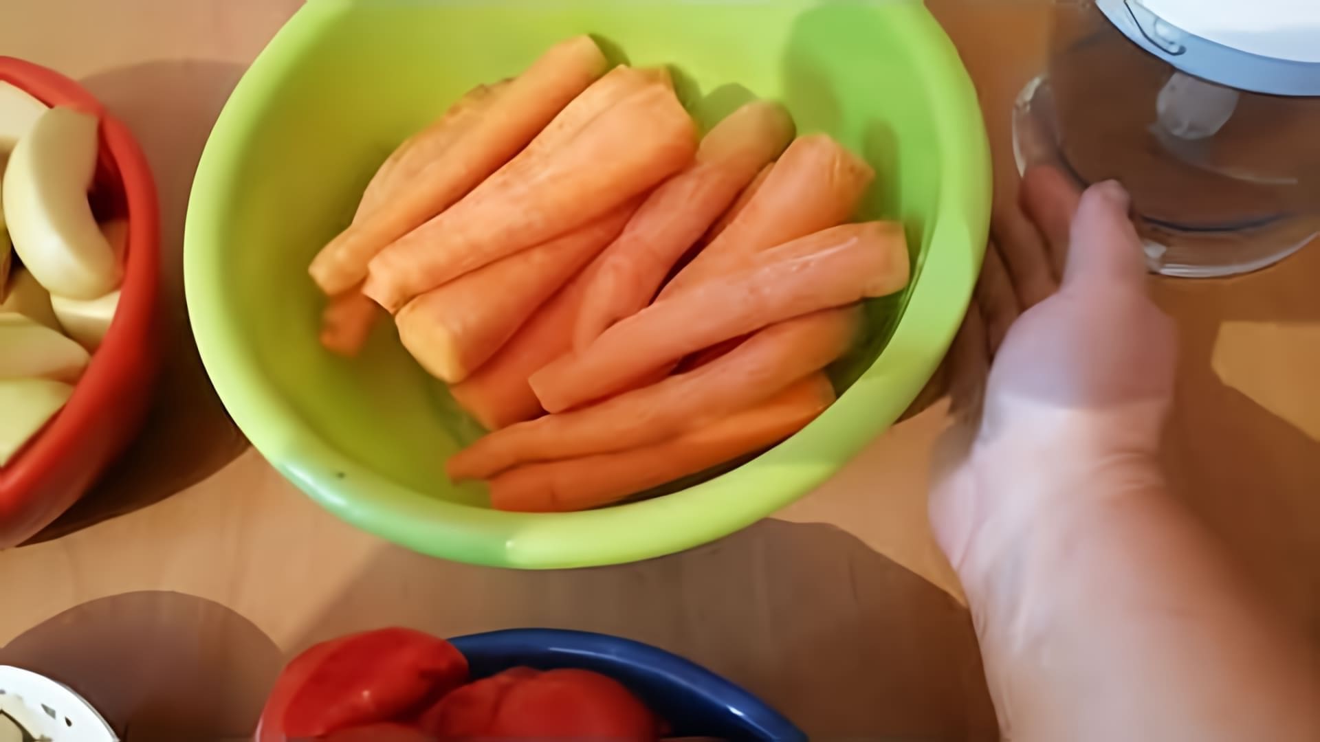 В этом видео демонстрируется процесс приготовления аджики с яблоками и морковью