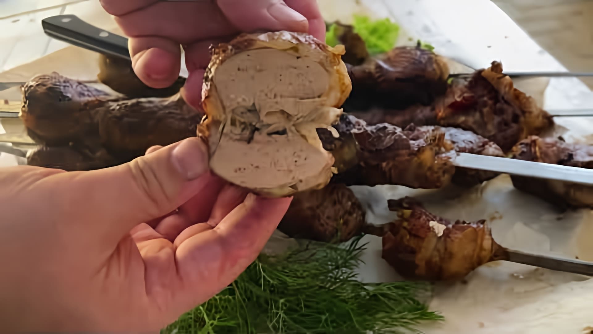В данном видео демонстрируется процесс приготовления шашлыка из свиной печени